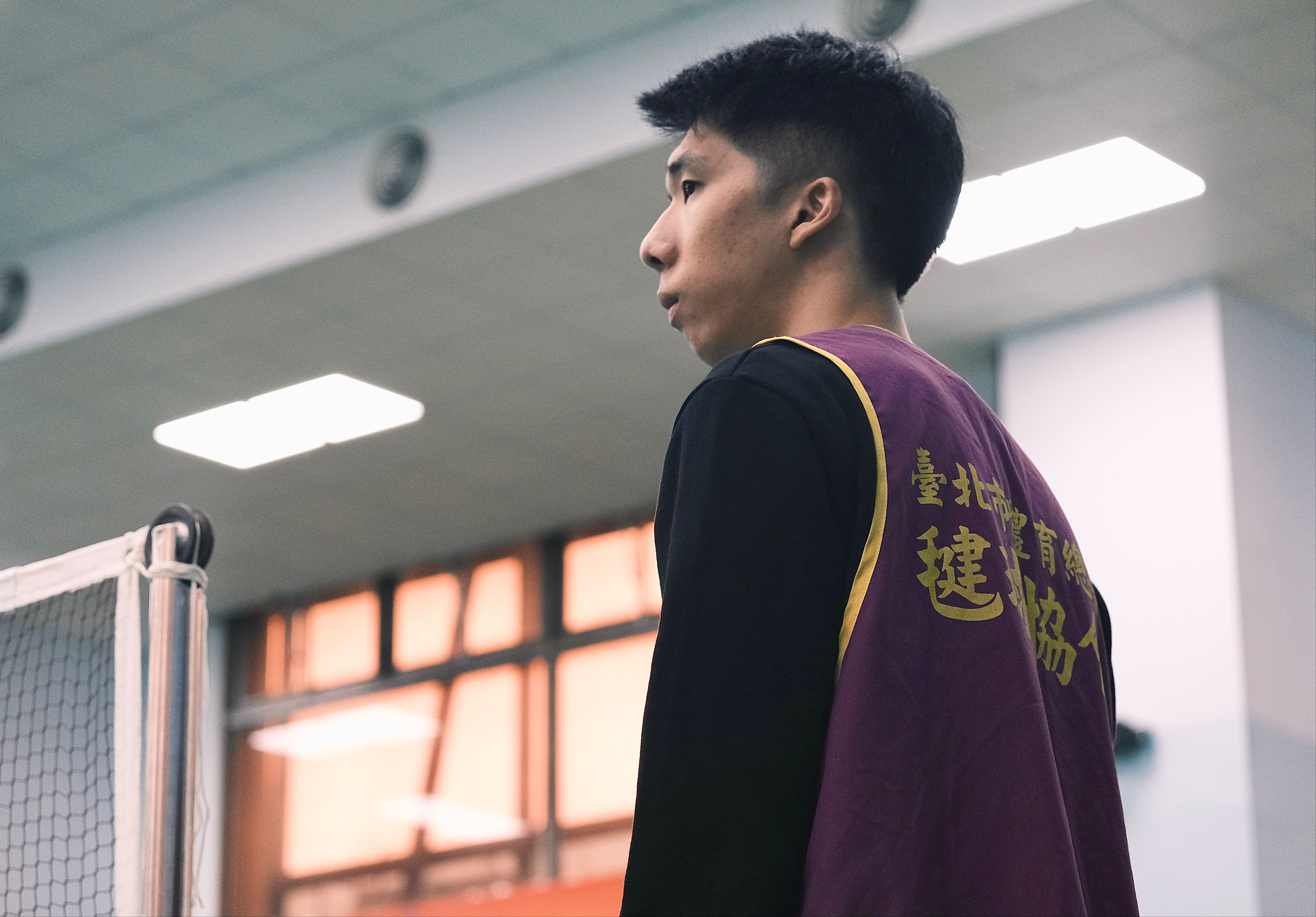 協會人力緊繃，選手賽餘時還需兼任裁判。不過楊佳翰認為，這反能吸引青年以兼職接觸毽球，進而投入推廣。　圖／呂詠倢攝