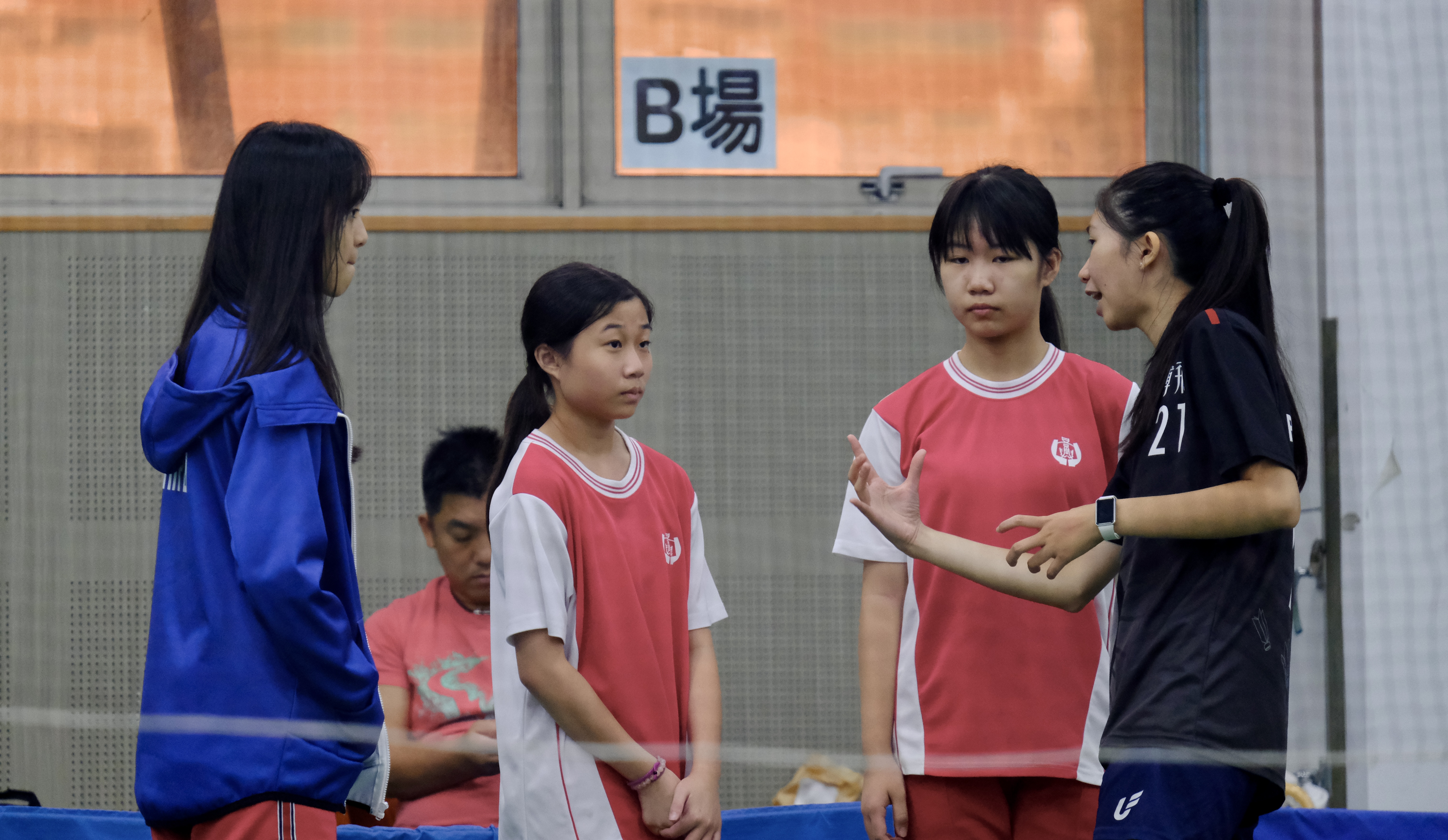 王湛閑（右一）自大二起投入基層的毽球教學，建立人才培育體系，帶領不少學生進入國際賽殿堂。　圖／呂詠倢攝