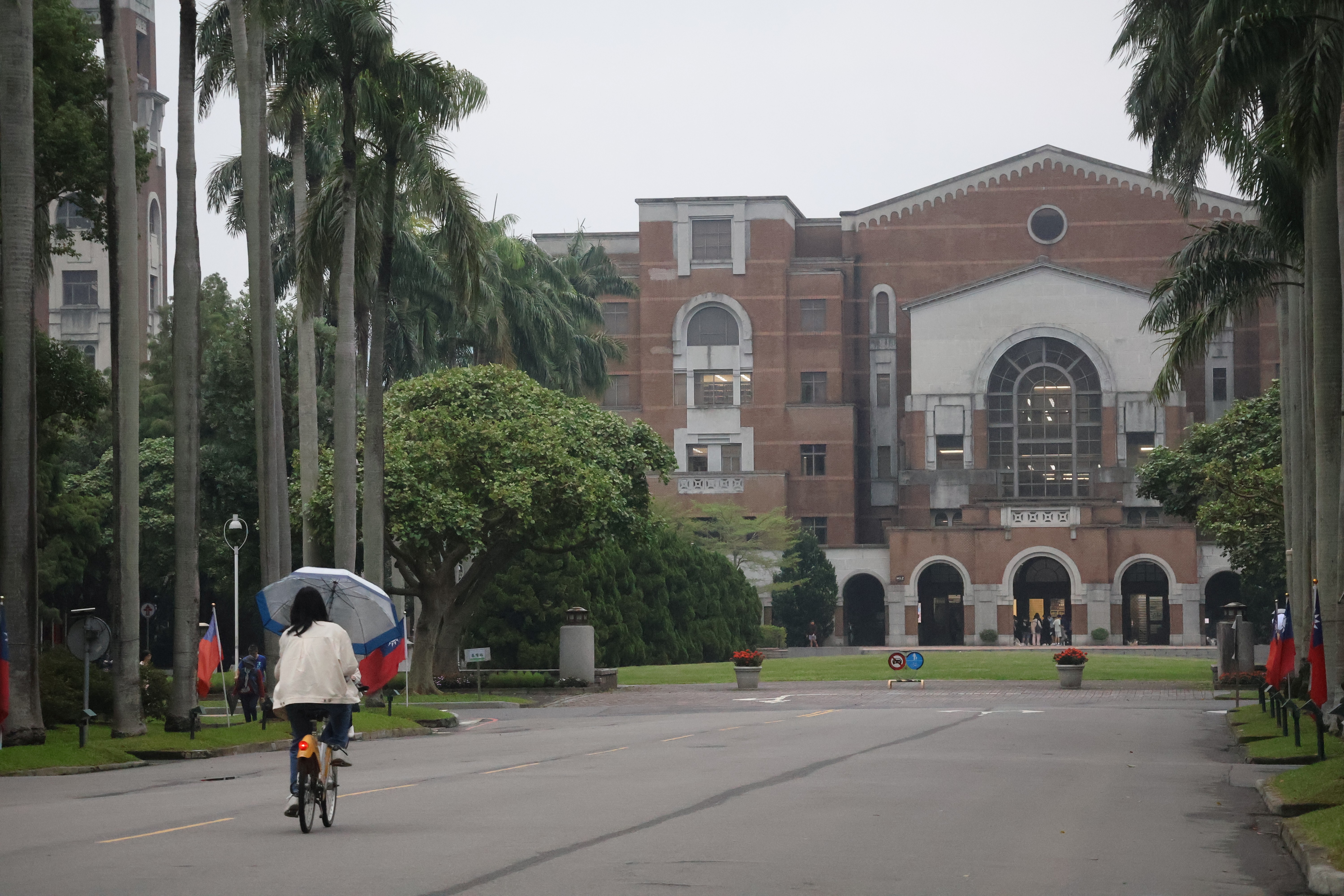 朱士維表示，校內多數學生都已成年，許多碩博生年齡介於二、三十歲，甚至已有家庭。 圖/ 陳雙攝