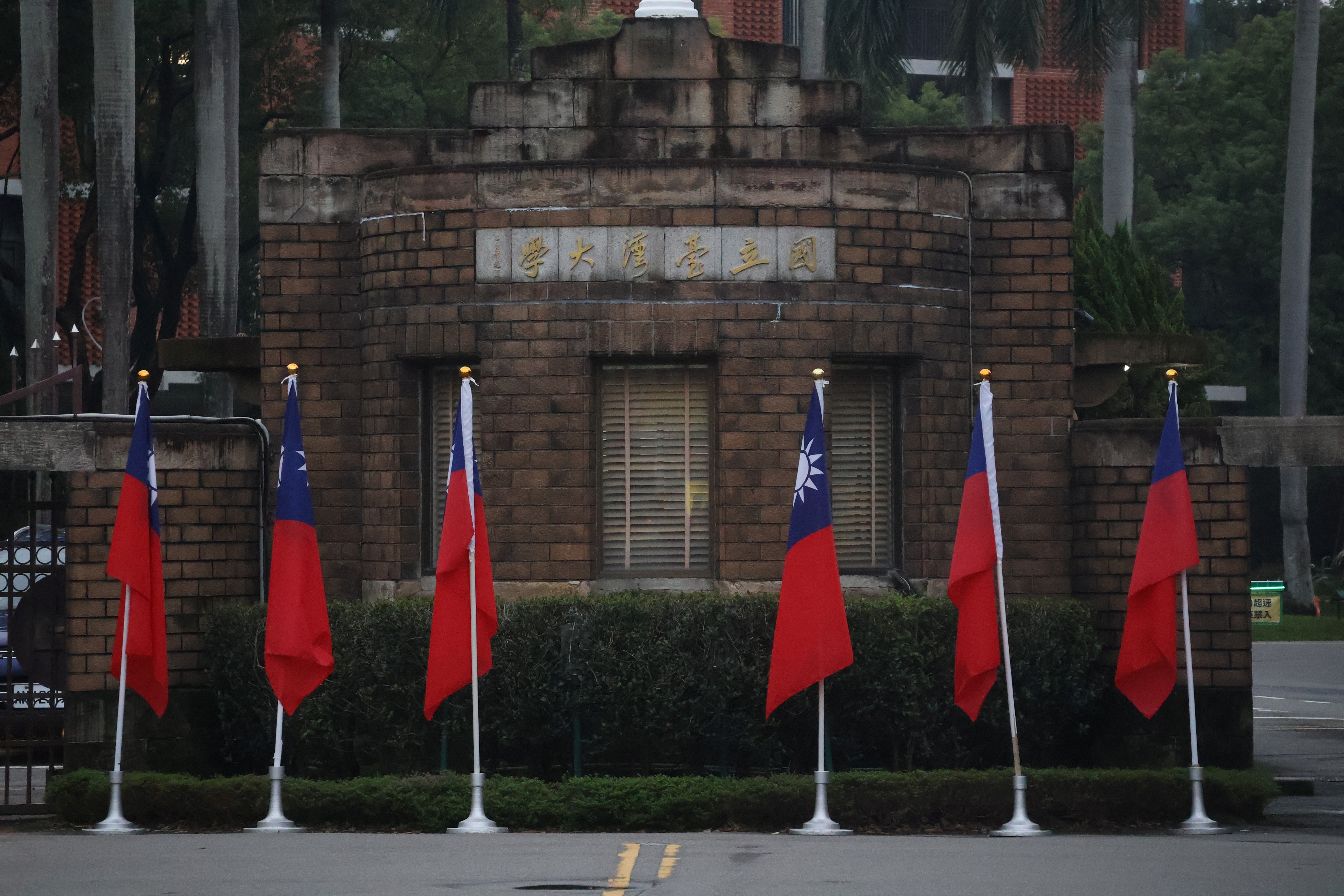 原第十六條第一項內容為「學生個人之行為記小過以上者，應由學校以書面通知家長或監護人。」 圖/ 陳雙攝