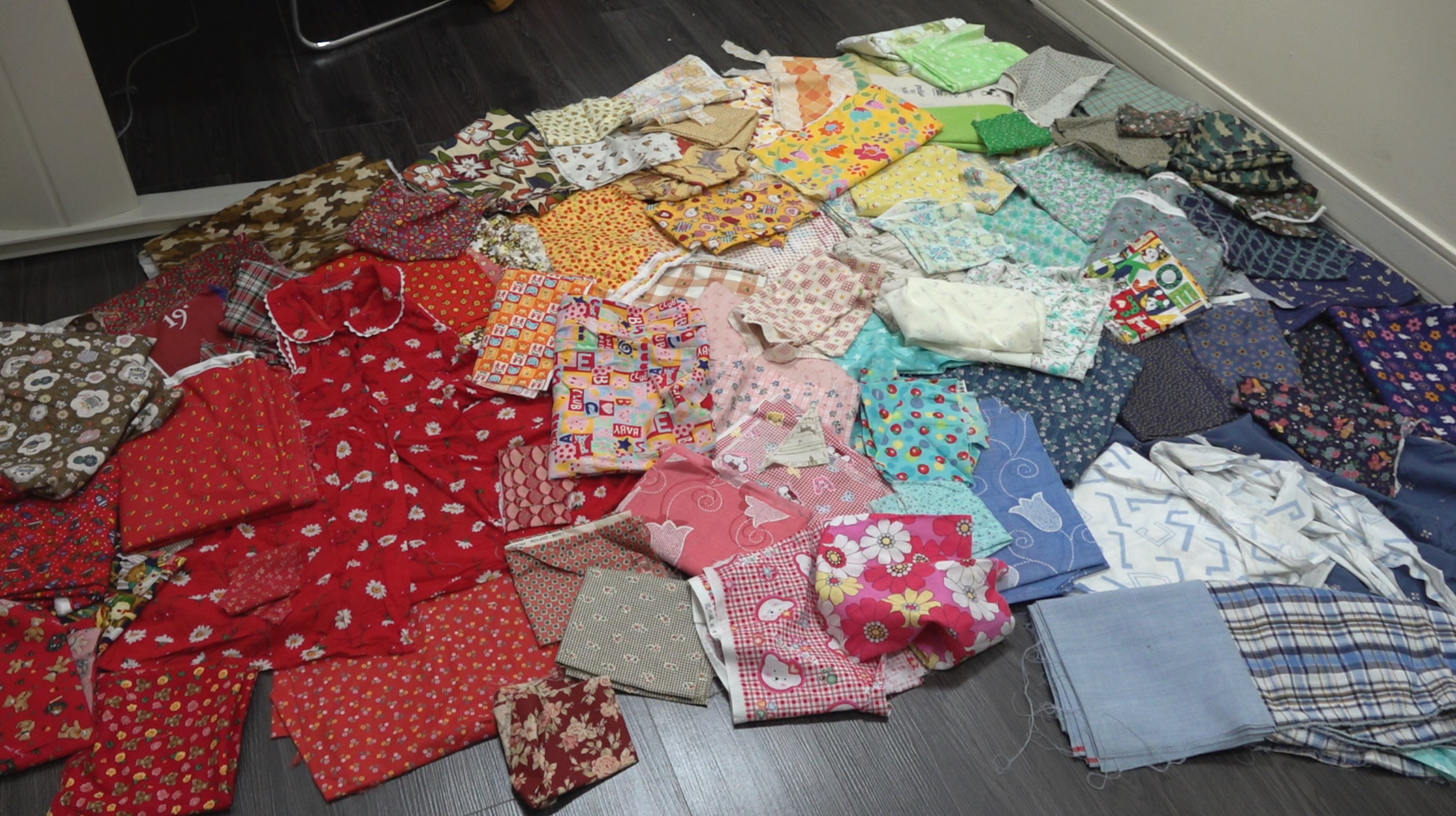 現代拼布複雜花俏，本身的花紋會蓋掉拼布的特色，因此吳家昕決定用最基本的拼布建構畫面。　圖／吳家昕提供