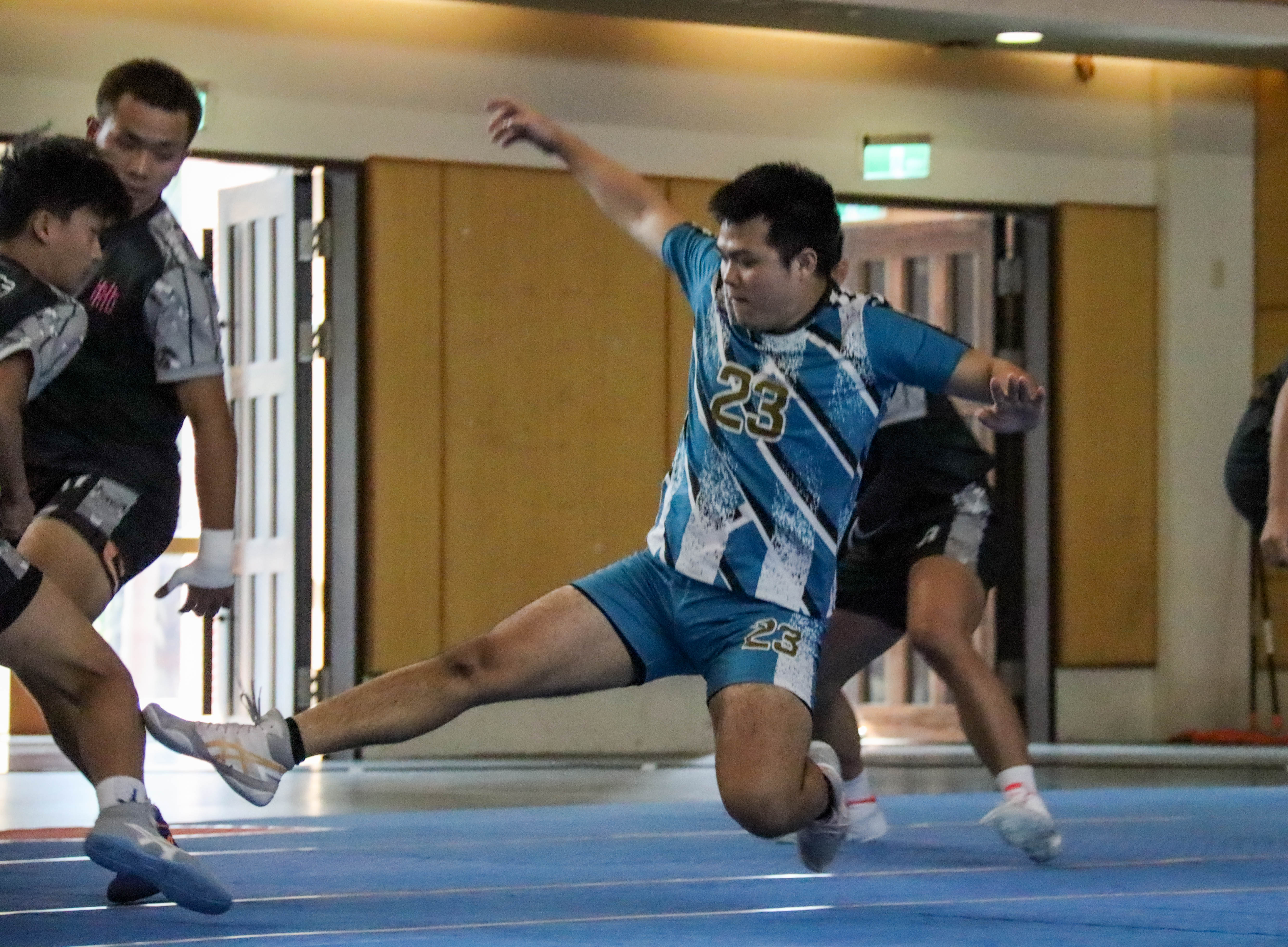 進攻者屏住呼吸衝入敵陣，試圖觸碰防守者後迅速閃身撤退，動作迅捷、對抗激烈。　圖／孟祥宇攝