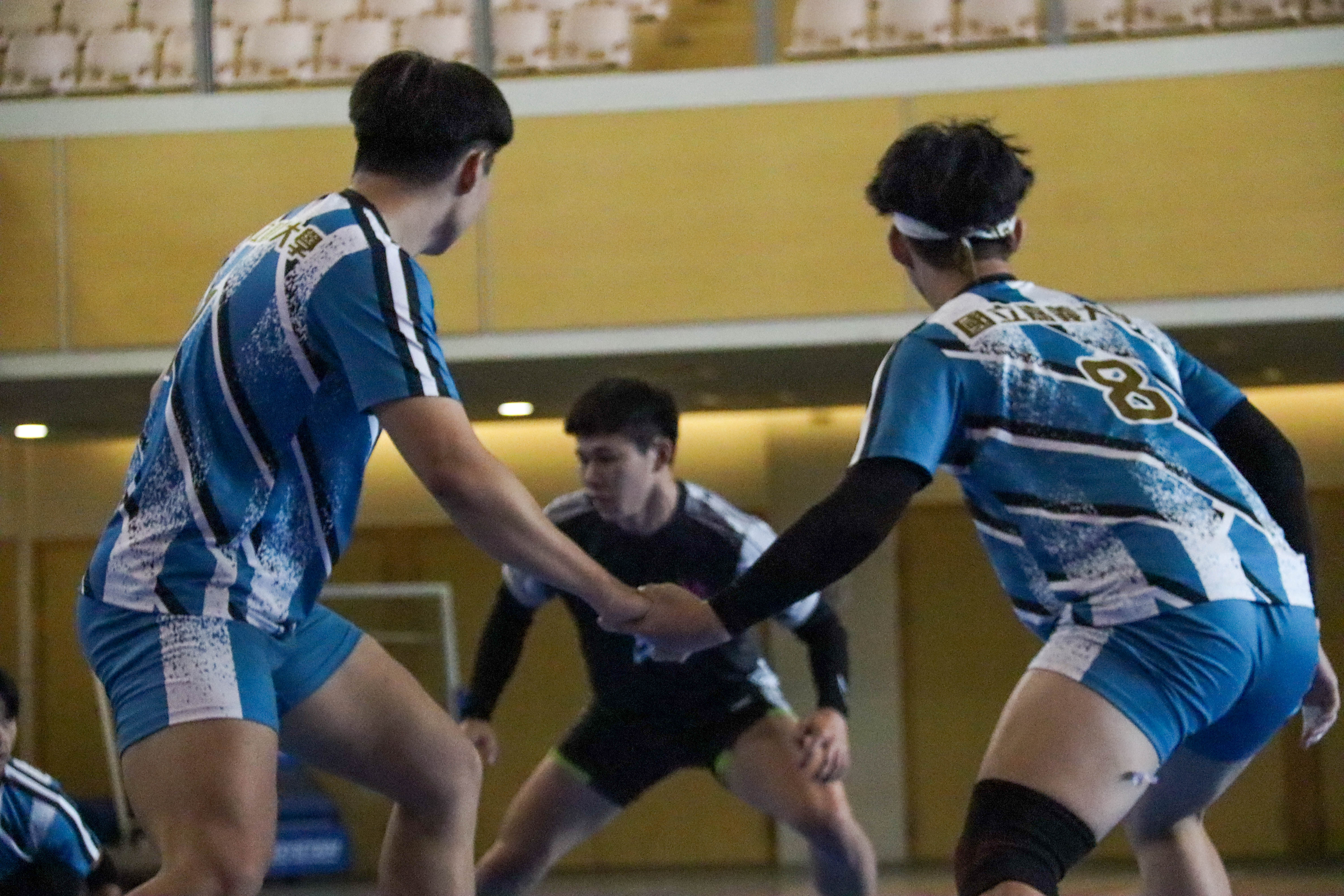 防守方手連手、壓低重心，形成人牆阻擋進攻者。並在進攻者試圖突破時進行撲擊或擒抱。　圖／孟祥宇攝