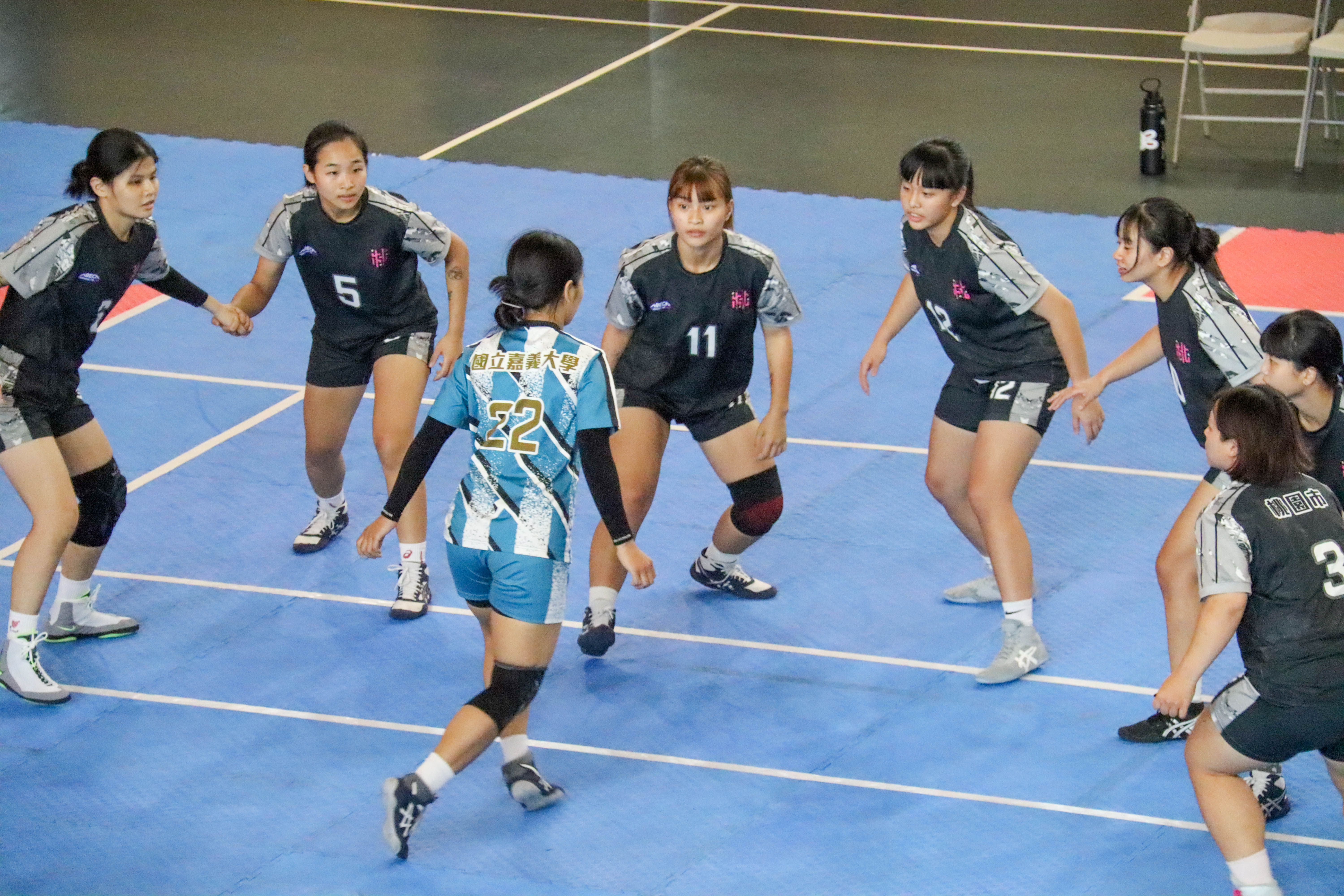 卡巴迪類似「老鷹抓小雞」的玩法，進攻者衝入敵陣觸碰對手，再閃身返回己方區域，考驗敏捷度與判斷。　圖／孟祥宇攝