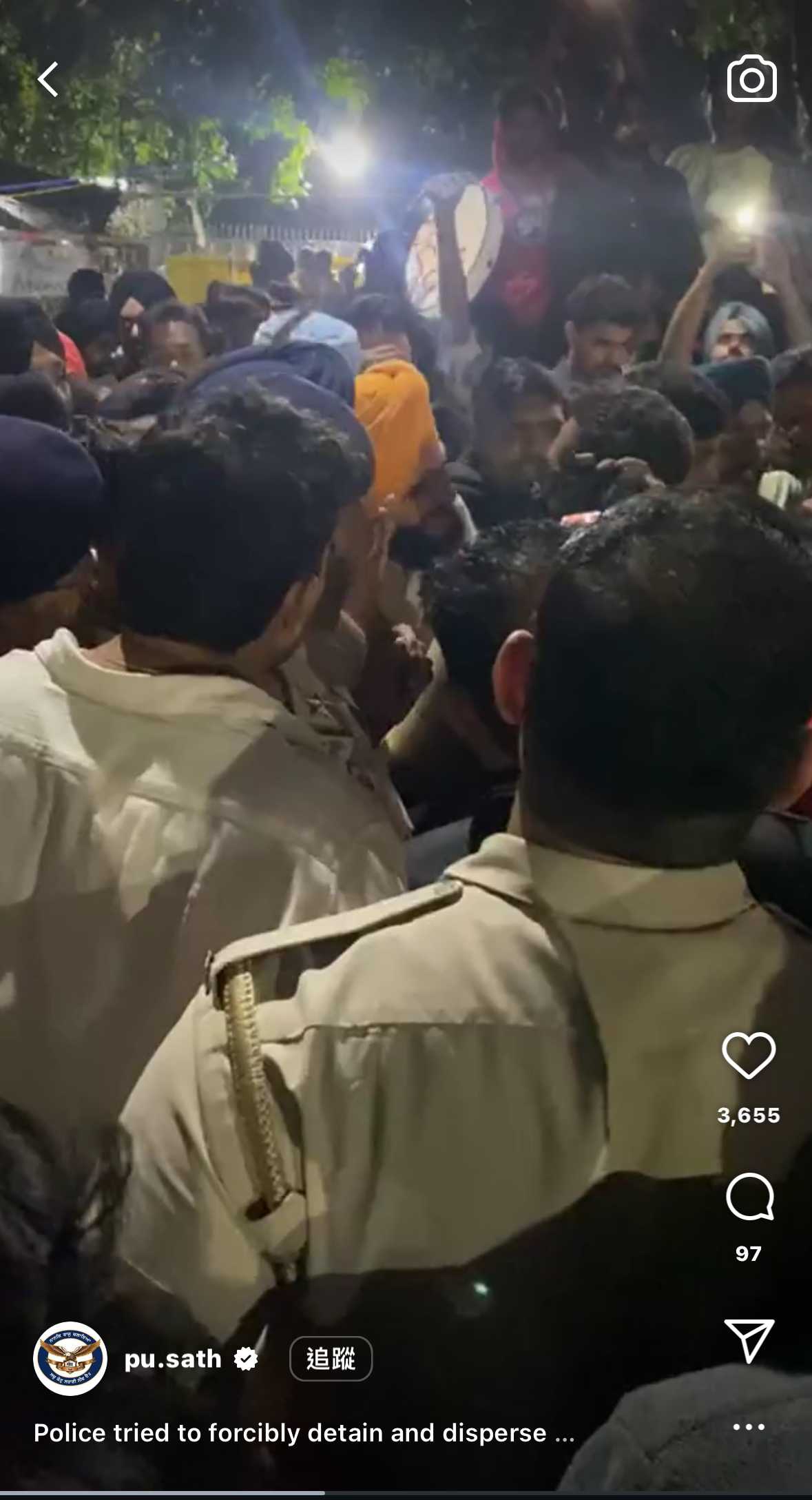 旁遮普大學生組織SATH以IG帳號pu.sath直播學生與警察對峙畫面。　圖／截自Instagram帳號：pu.sath