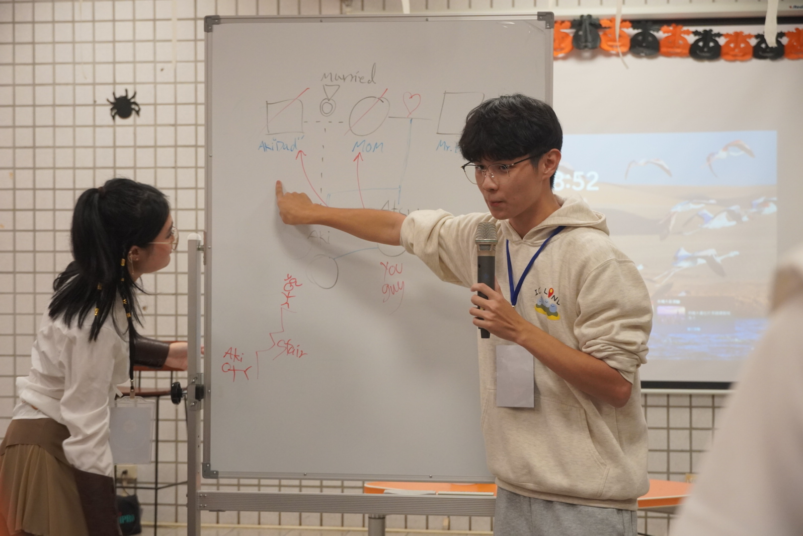 林沛宇與團隊成員在推理遊戲結束後，向玩家公布事件真相並解說故事概念。　圖／李若水攝