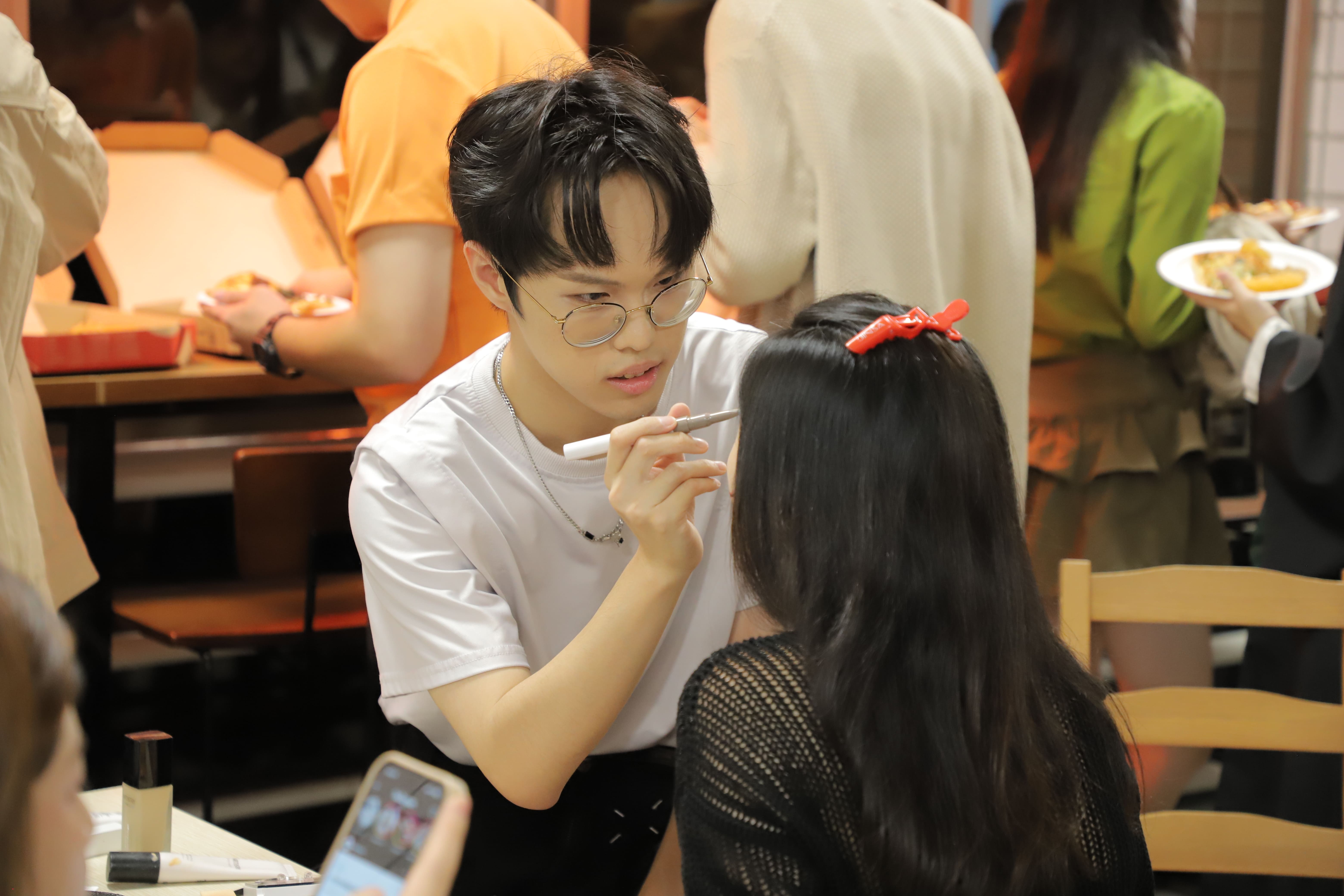 學生們協助彼此化妝打扮，洋溢著萬聖節的歡樂氣息。　圖／胡子棛提供