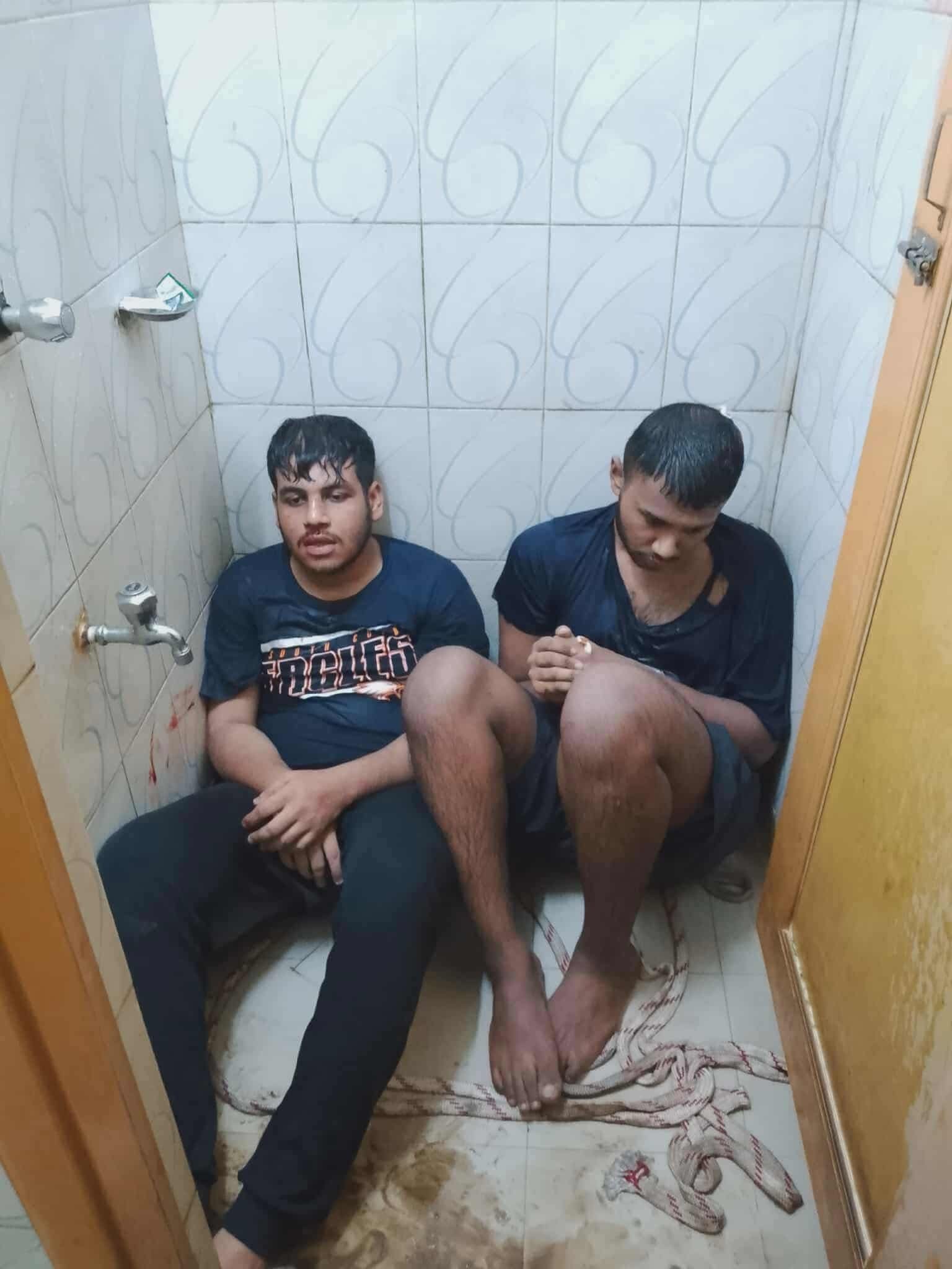 部分花大學生在兩校縱火及暴力衝突後被城大學生綁架擄走，並關至城大校內。　圖／薩基爾提供