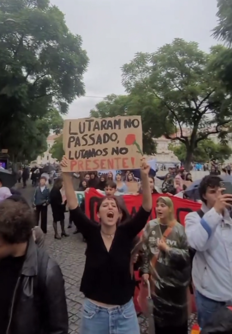 數百名學生於里斯本街道上高舉看板，抗議學費調漲的新政策。　圖／勞倫索提供