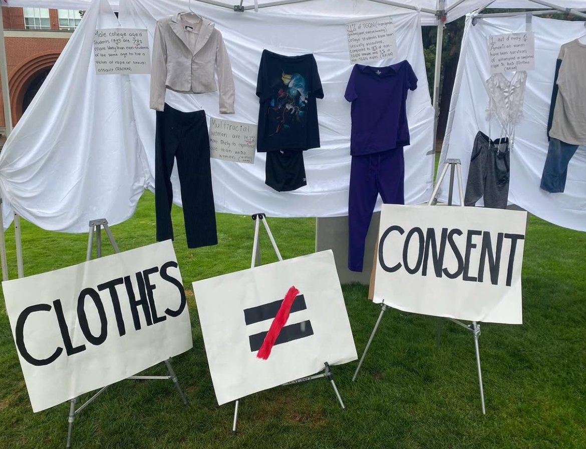 學生反性侵聯盟於校園舉辦「你當時穿什麼」展覽，以「Clothes ≠ Consent」為主題，呼籲終止受害者責備。　示意圖／艾瑪提供