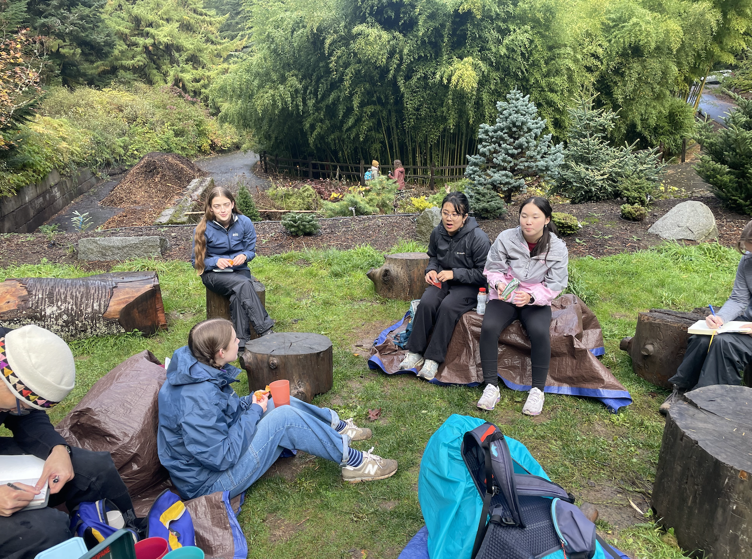 波特蘭大學學生參與「透過自然療癒」登山活動，在自然環境中進行喝茶與書寫，體驗身心療癒。　圖／艾瑪提供