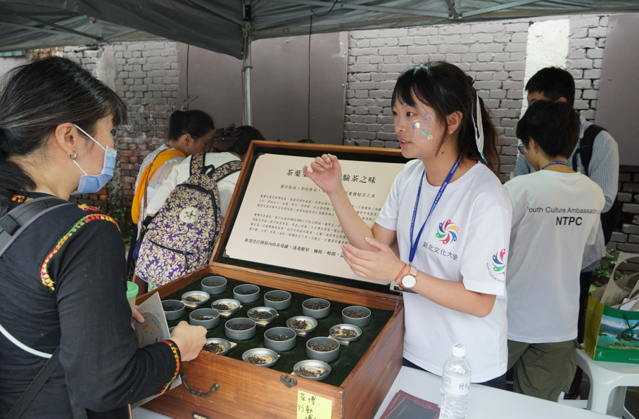 現場茶香瀰漫，新北文化大使向民眾推廣新北市坪林、深坑的飲茶文化及特色茶葉。　圖／劉倚瑄攝