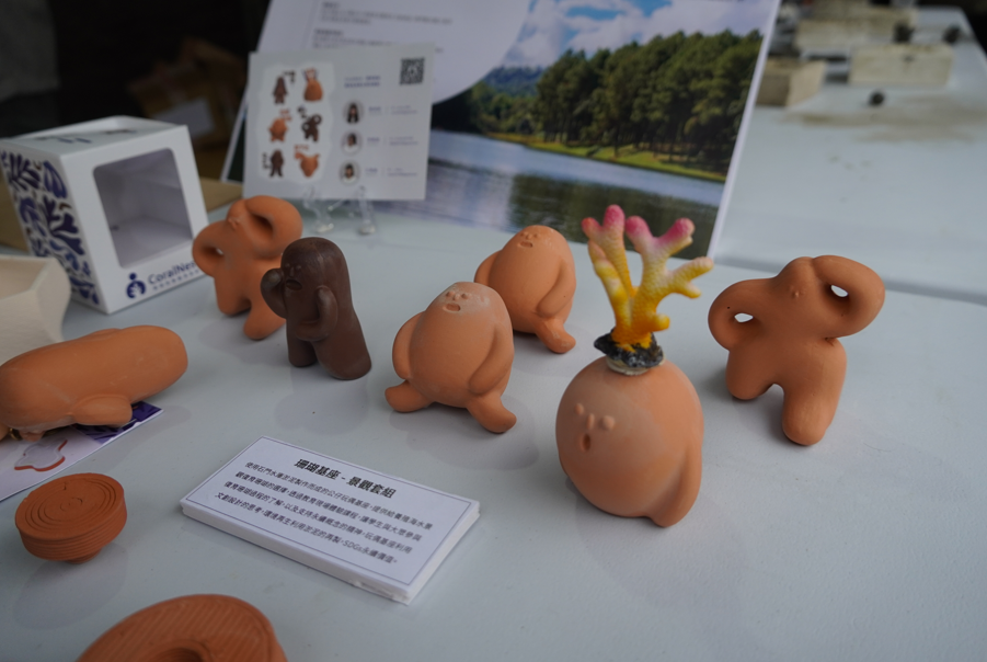 李佩珈以水庫淤泥製作「紅色陶寶」，向民眾傳達珊瑚保育與資源循環再生的理念。　圖／劉倚瑄攝