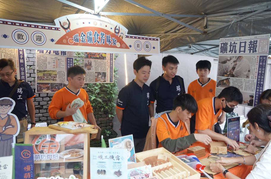 瑞芳高工學生結合自身專業，設計天燈擺件體驗，並邀請民眾組裝，藉此宣傳當地文化特色。　圖／劉倚瑄攝