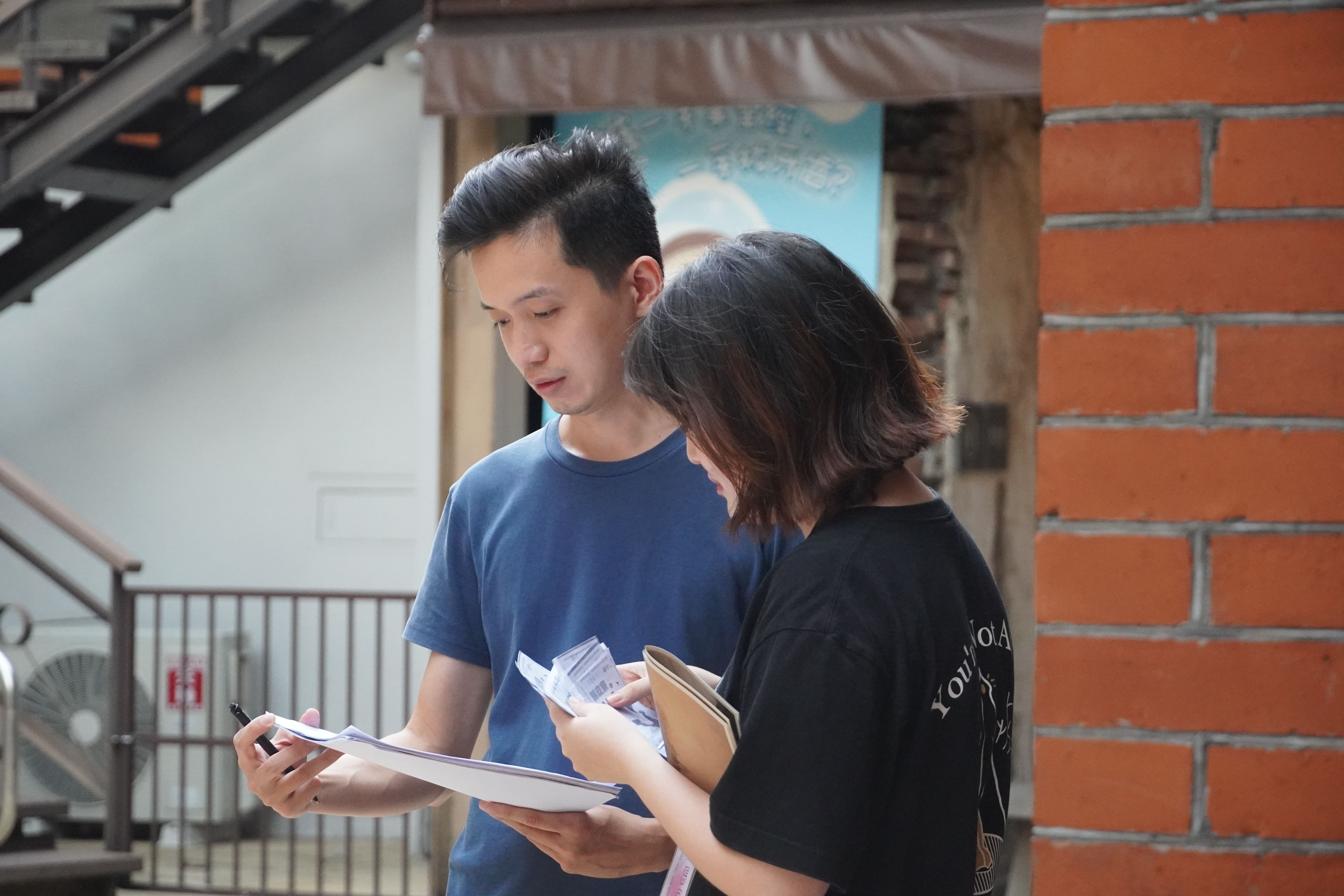 工作人員依玩家答對的題目數量，發放相對應的劇情提示。　圖／蔡孟安攝