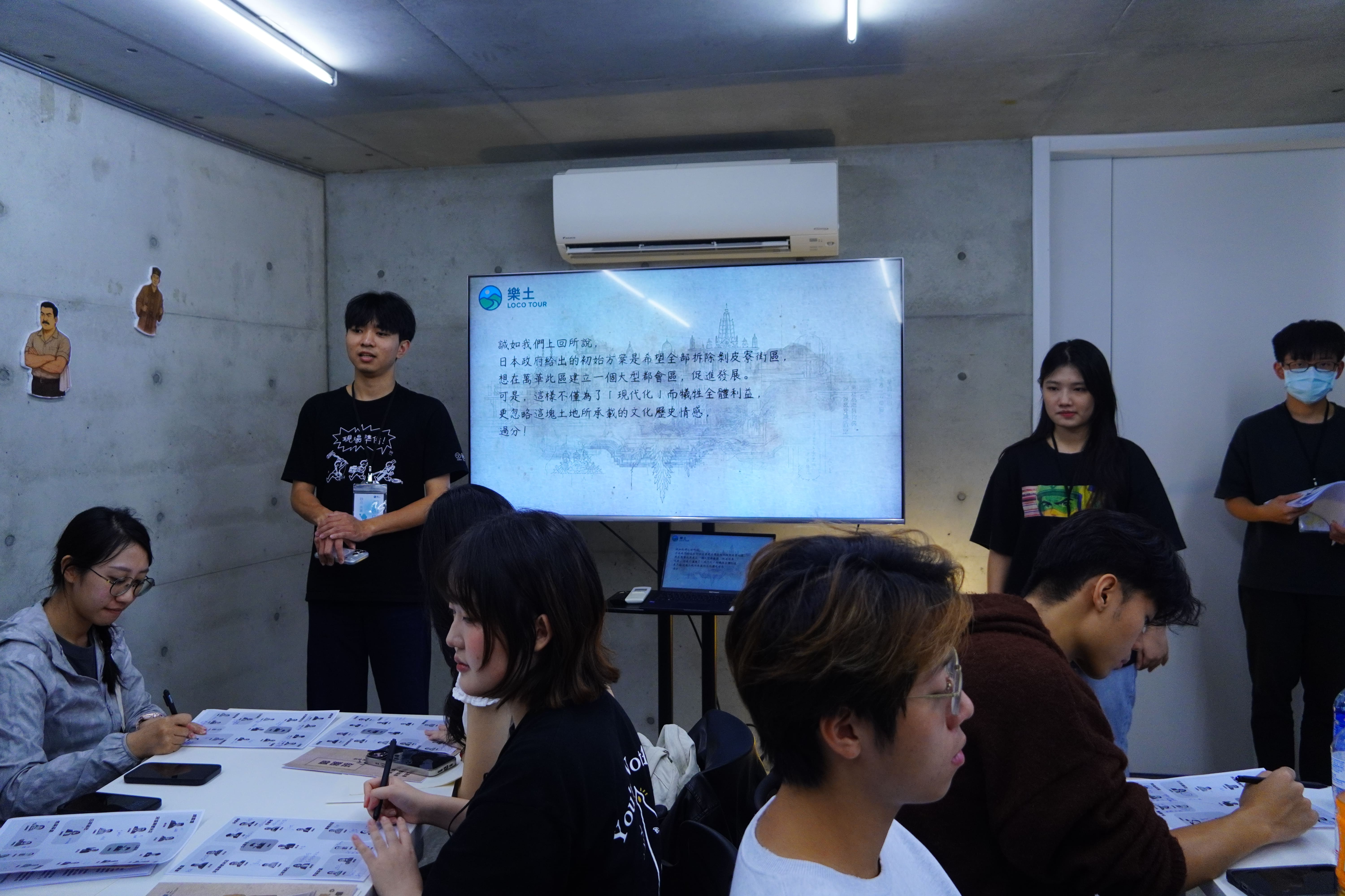 玩家閱讀自己的角色設定，並嘗試找出不同人物與鍾文修之間的關係。　圖／蔡孟安攝