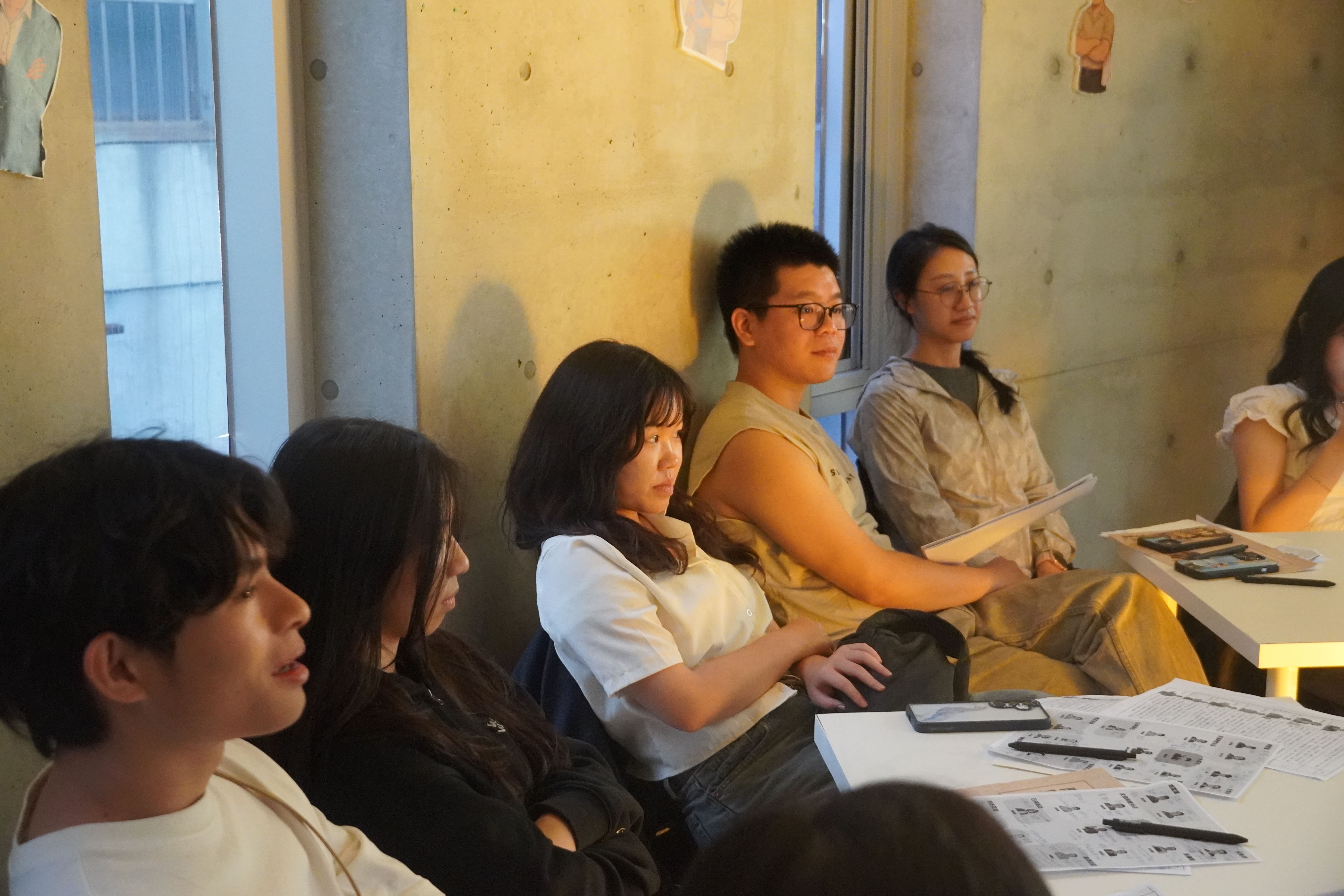 各個角色在遊戲最後一輪中試圖推敲真相，玩家們認真聆聽嫌疑人的辯解並準備選投兇手。　圖／蔡孟安攝