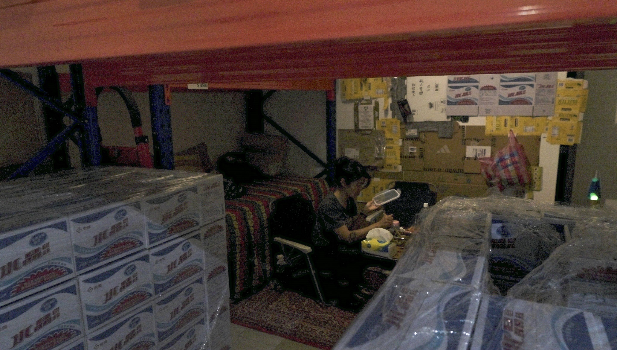 柯幸均在展場內部打造屬於自己的空間，讓自己也成為展覽的一部份。　圖／熊子萱攝