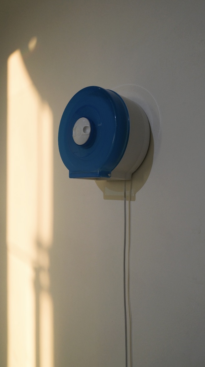 作品〈焦慮的手〉以日常找捲筒衛生紙開頭紙的煩躁感為核心，呈現瑣事帶來的微小負面情緒，跟現代化社會的連結。　圖／熊子萱攝