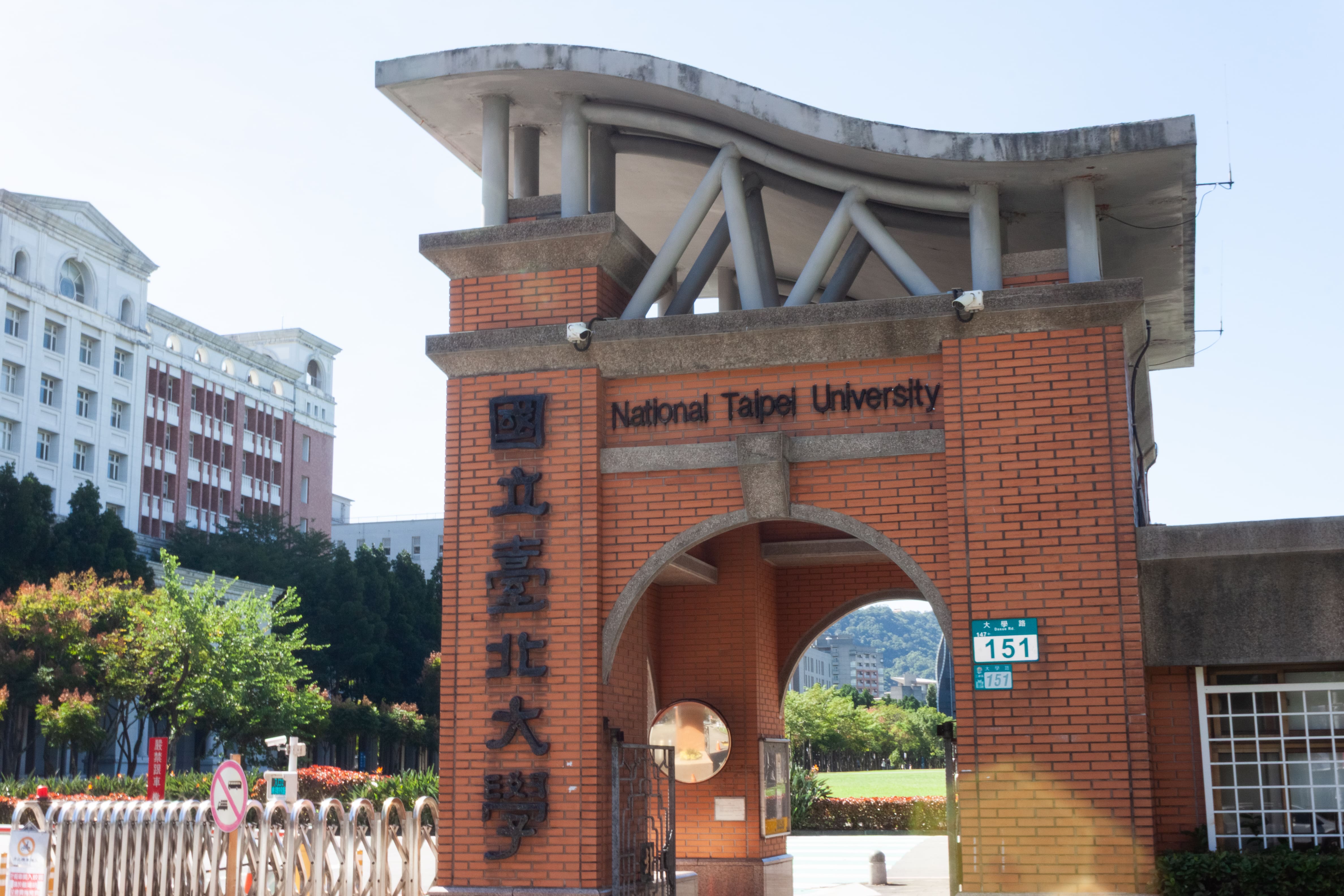 國立臺北大學三峽校區學生會於10月27日公告廢除或放寬人工加簽限兩門之規定提案成功。　圖／蔡得曦攝