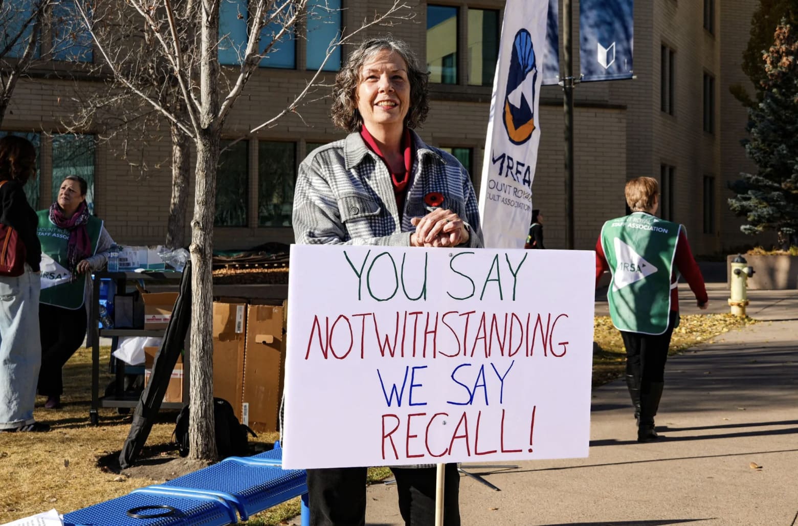 皇大教職員與學生以要求政府撤回〈但書條款〉為抗議訴求。　圖／法蘭奇提供