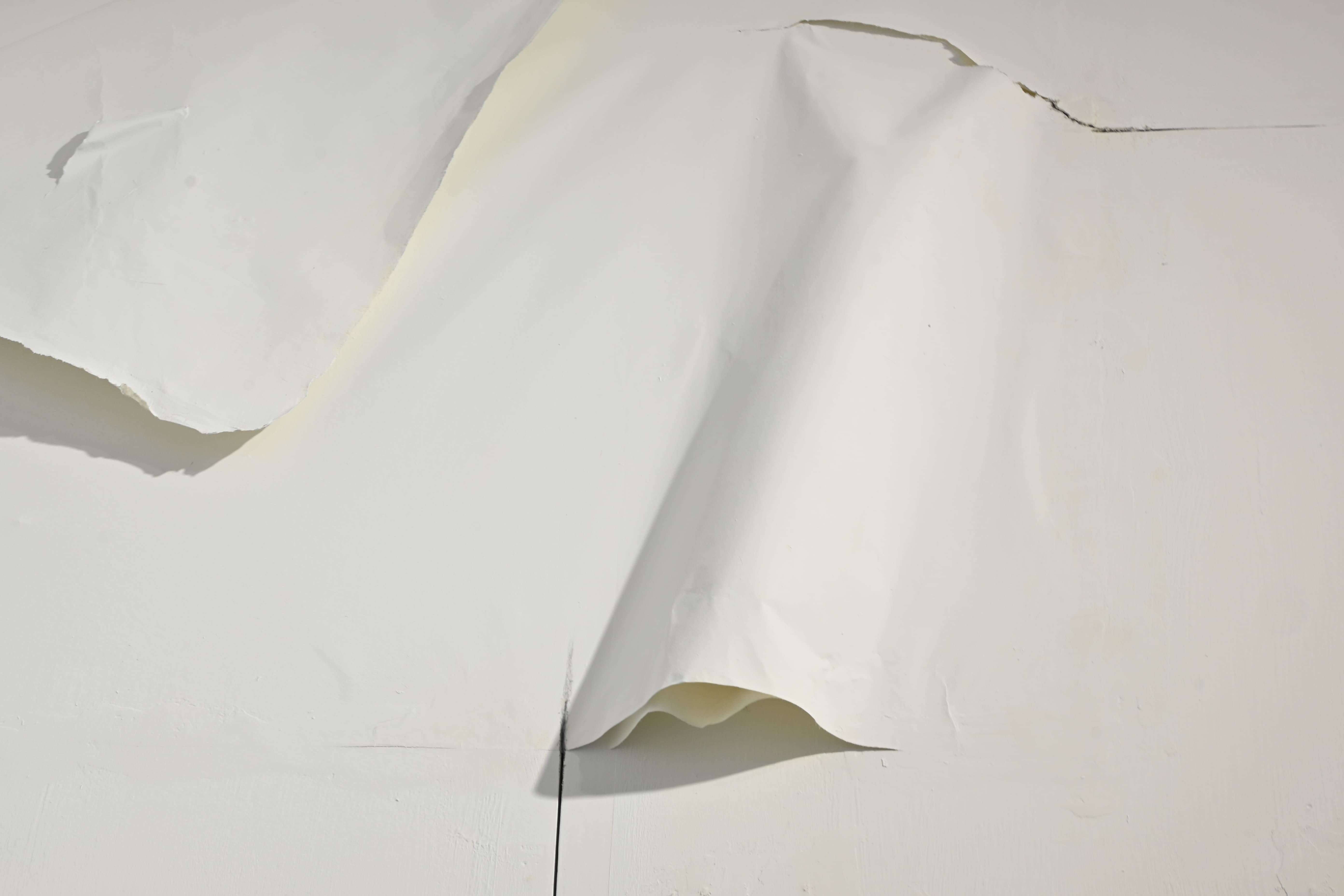 牆壁撕裂的角落，在冷氣的吹拂下，緩慢飄動，如同獲得生命般展現自我。　圖／王翊丞攝