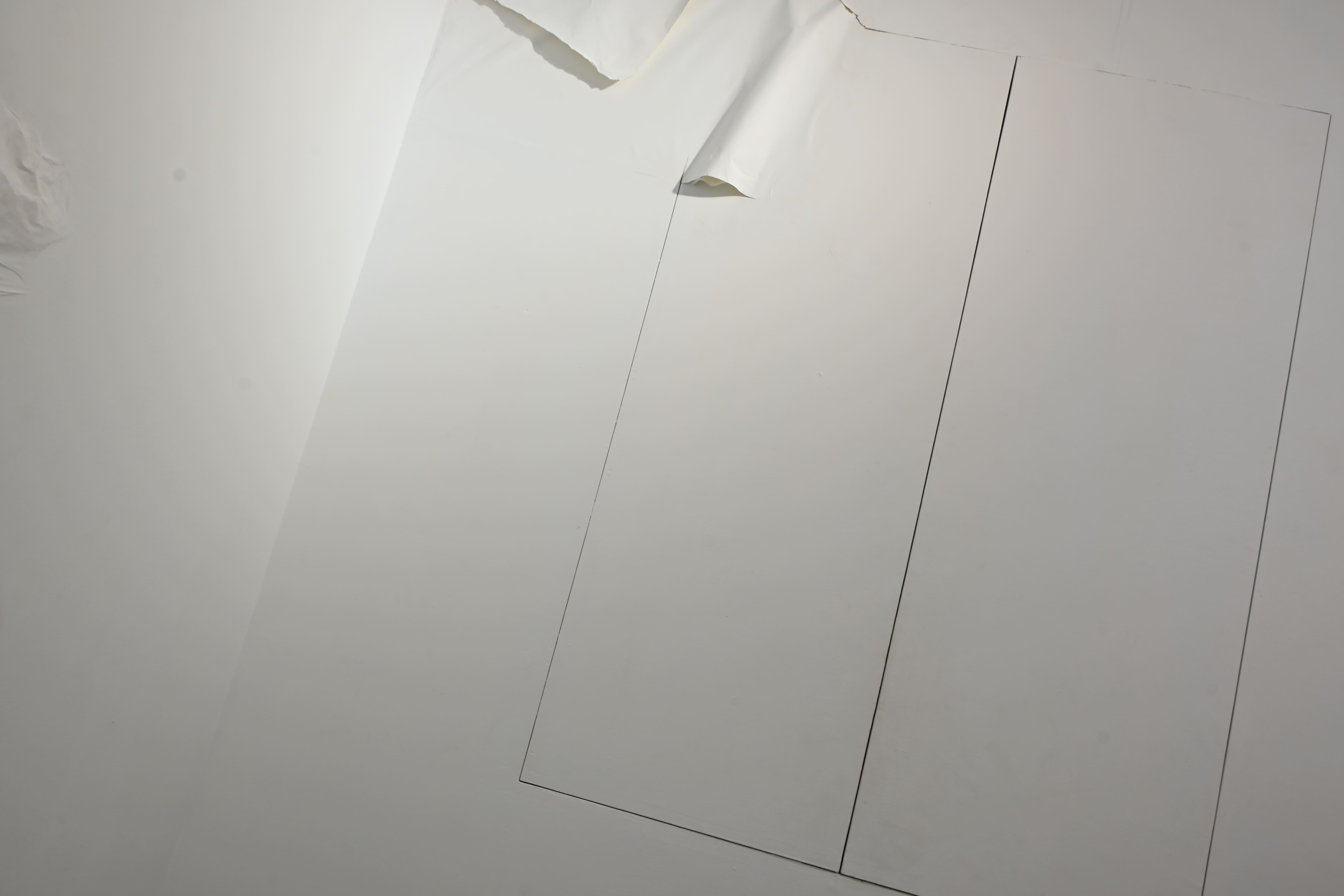 不經意被儲藏櫃撕裂的邊角痕跡，讓范維心產生新想法並將其成為作品一部份。　圖／王翊丞攝