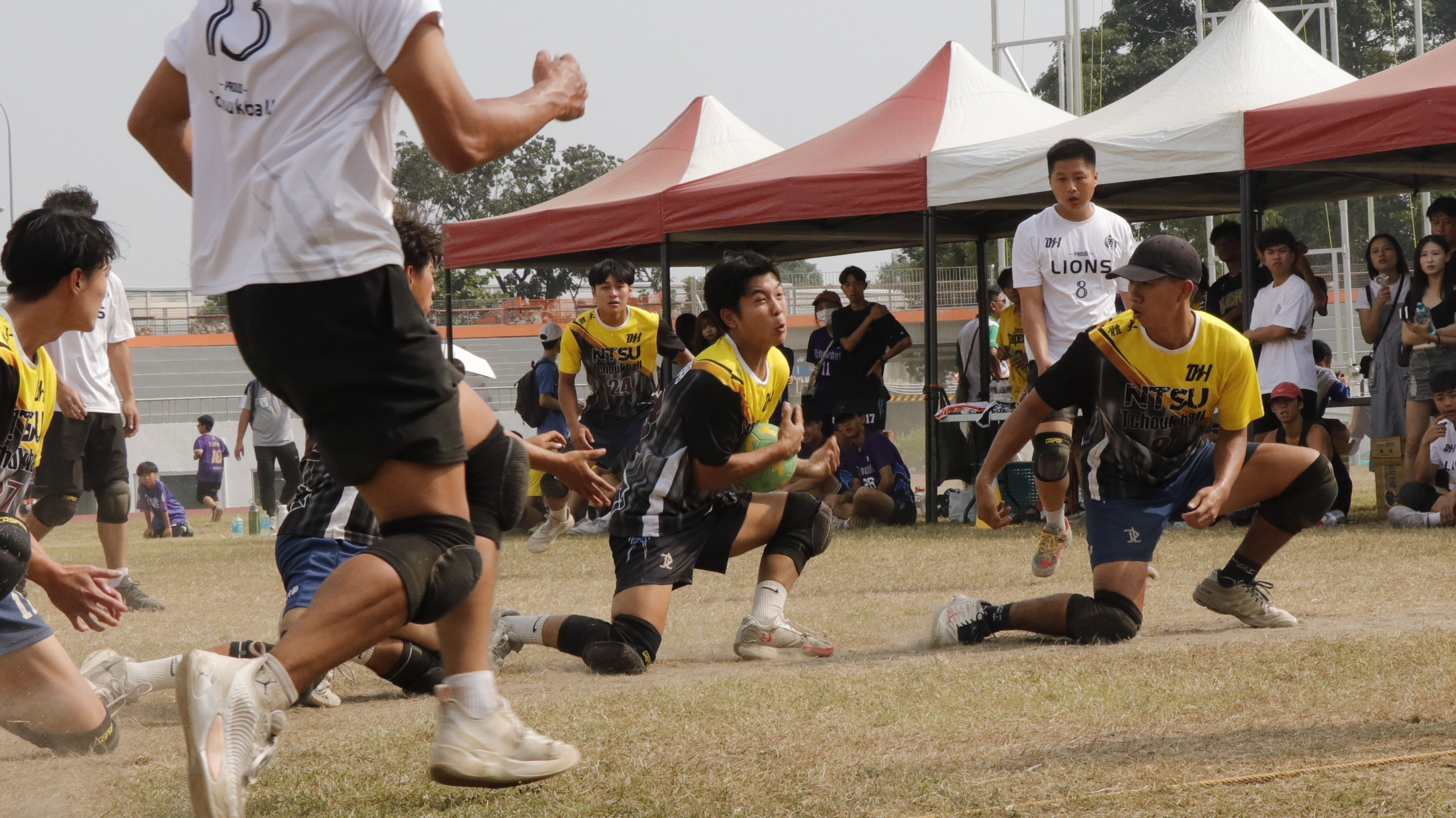 巧固球除了攻擊，地面的防守也十分重要，需要快速判斷球的落點，也是阻止對手得分的唯一手段。　圖／陳筱雯攝