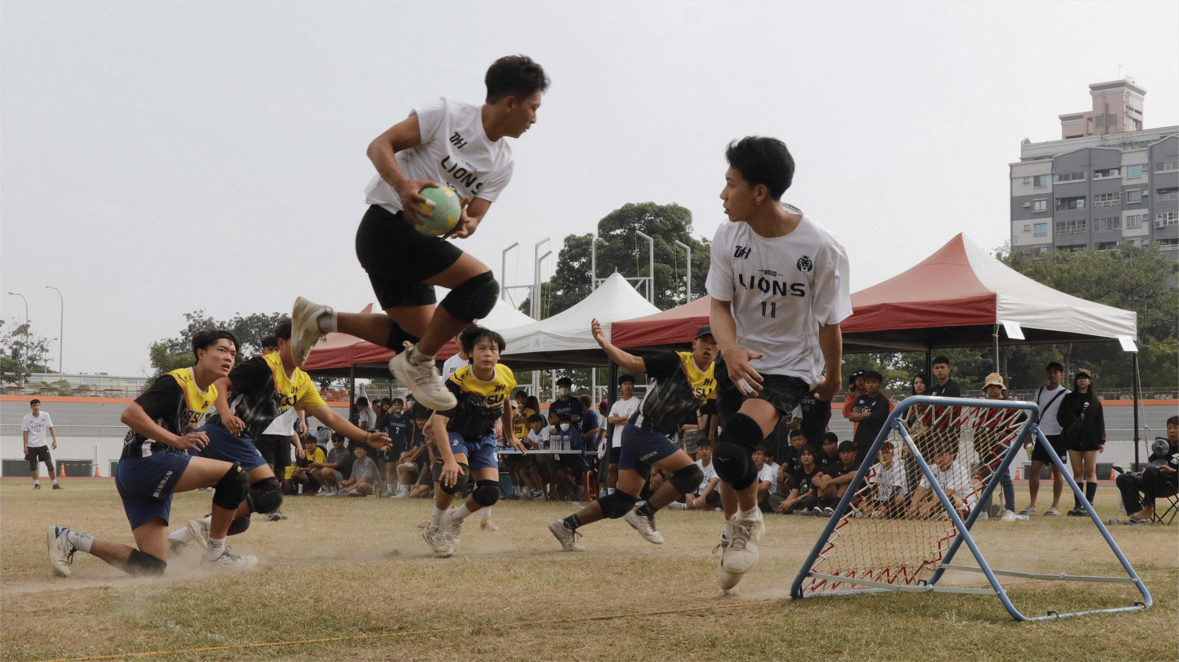 巧固球是講究團隊合作和策略的運動，場地四角的攻擊手會不斷地配合，調動對手的防守員。　圖／陳筱雯攝