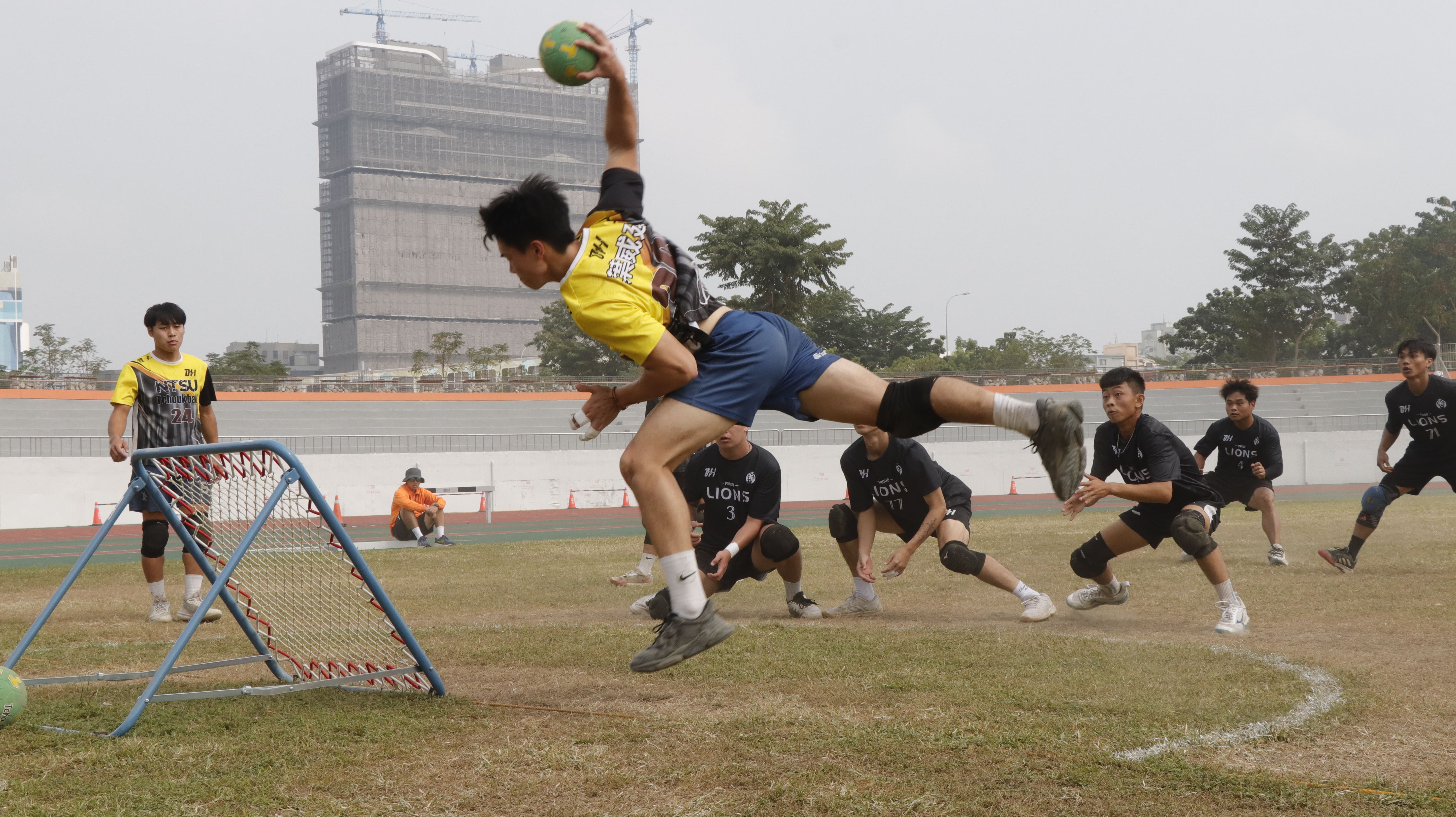 攻擊手會在禁區線外跳起，把手中的巧固球用力丟向反彈網，控制角度讓球可以穿過對手的防守線。 　圖／陳筱雯攝