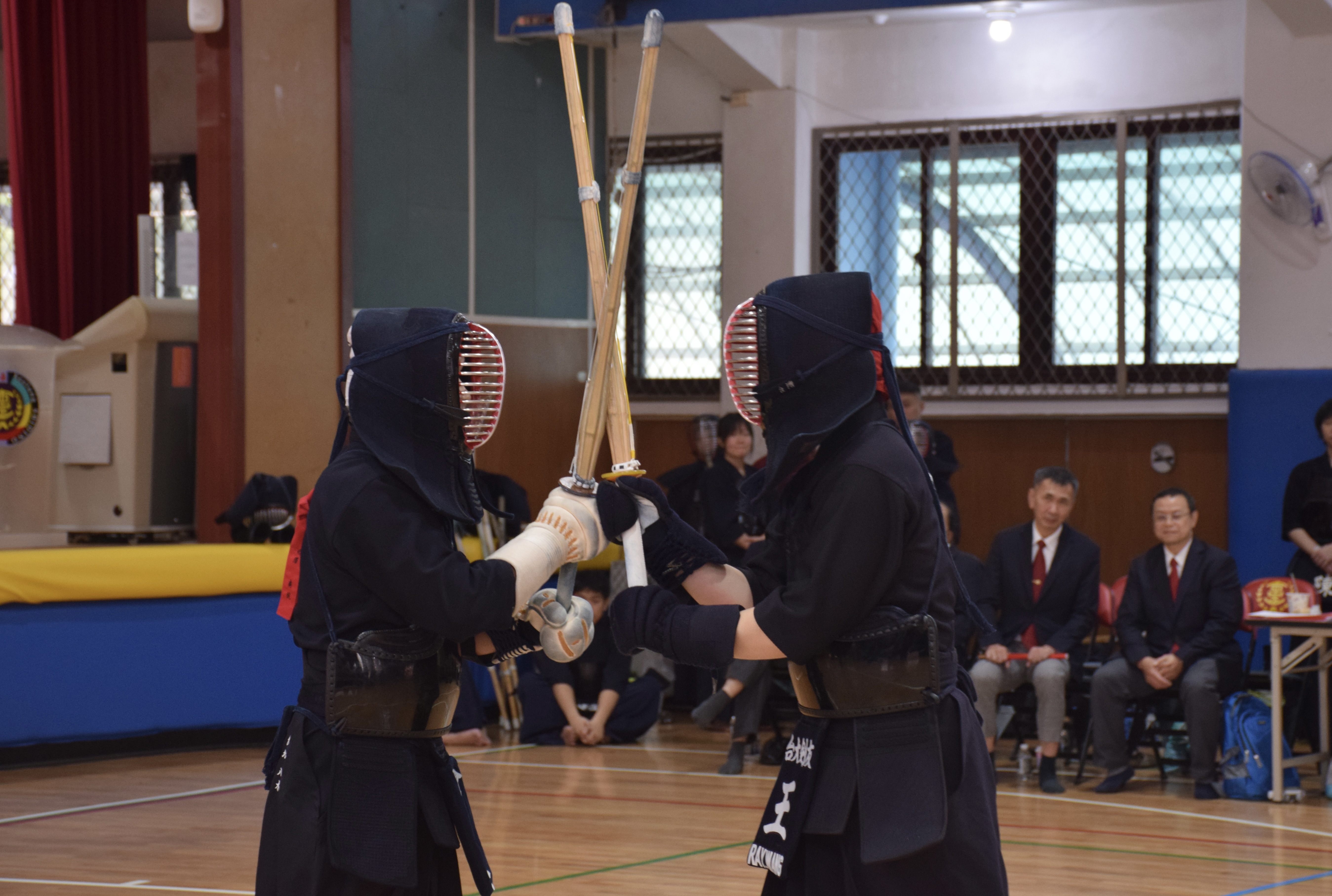 兩名劍道選手於攻防接觸點交劍對峙，雙方保持中段距離尋求有效擊打時機。　 圖／江虹攝