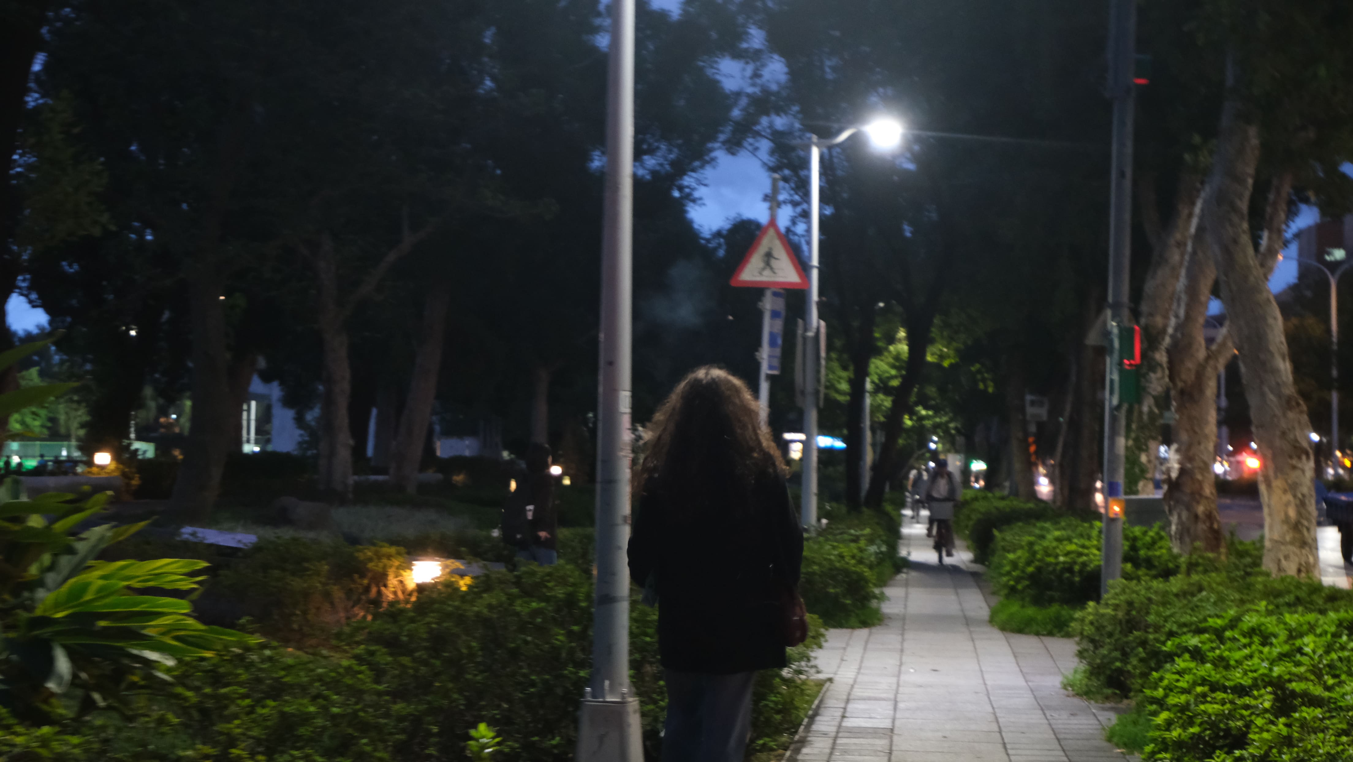 即使臺大有明確的法規和告示，仍可見到違規抽菸的案例，讓學生擔憂修法流於形式。　圖／熊子萱攝