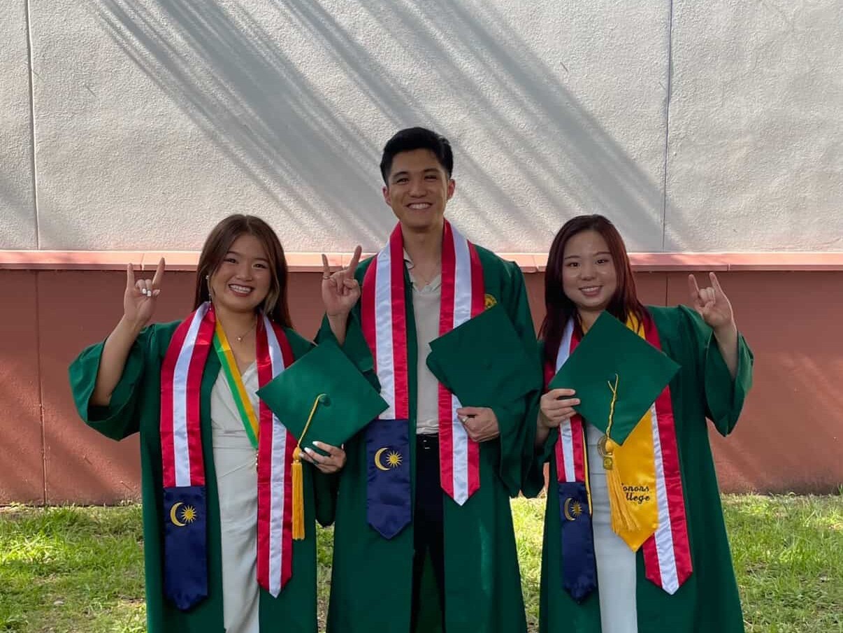 國際學生穿上畢業袍合影，隨著美簽新制提高門檻，留學夢更難實現。　圖／張宜婷提供