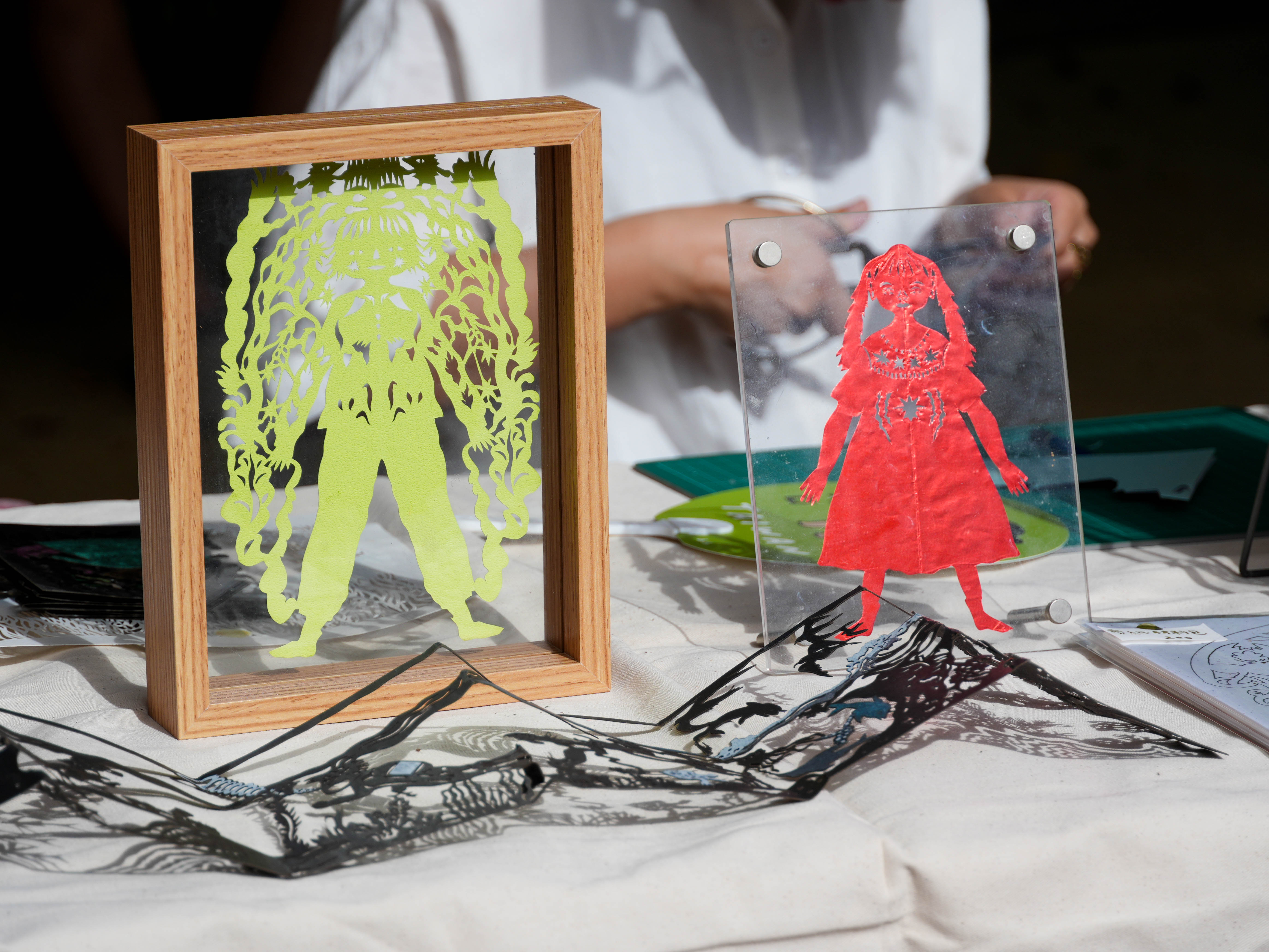 文創攤位展出剪紙藝術，以人物造型與細緻線條呈現創作巧思。圖／黃暐喬攝