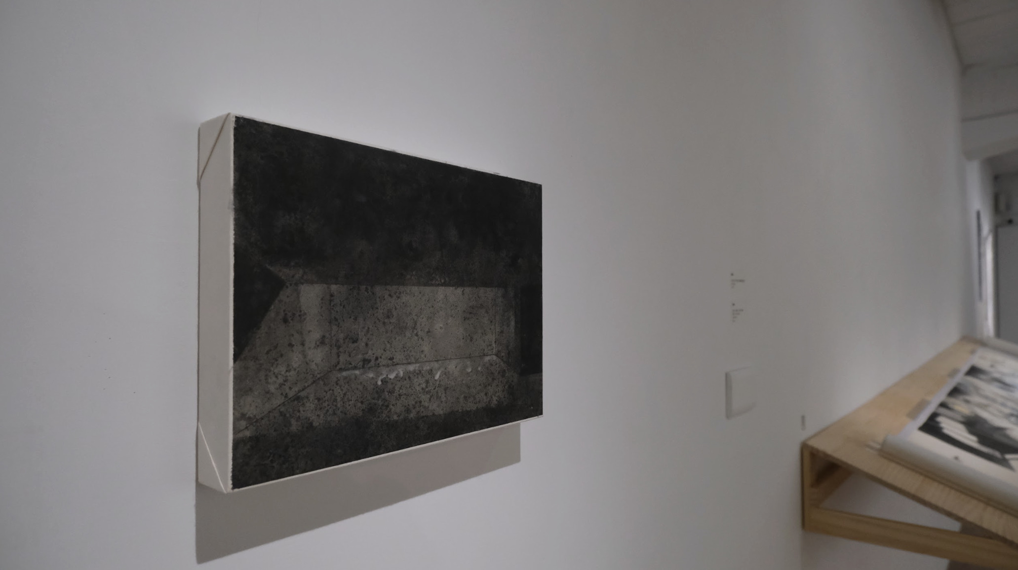 陳薇如以作品〈無名〉為起點，讓觀眾感覺從狹小幽暗的空間進入內心世界，開始往其他的作品走去。　圖／熊子萱攝