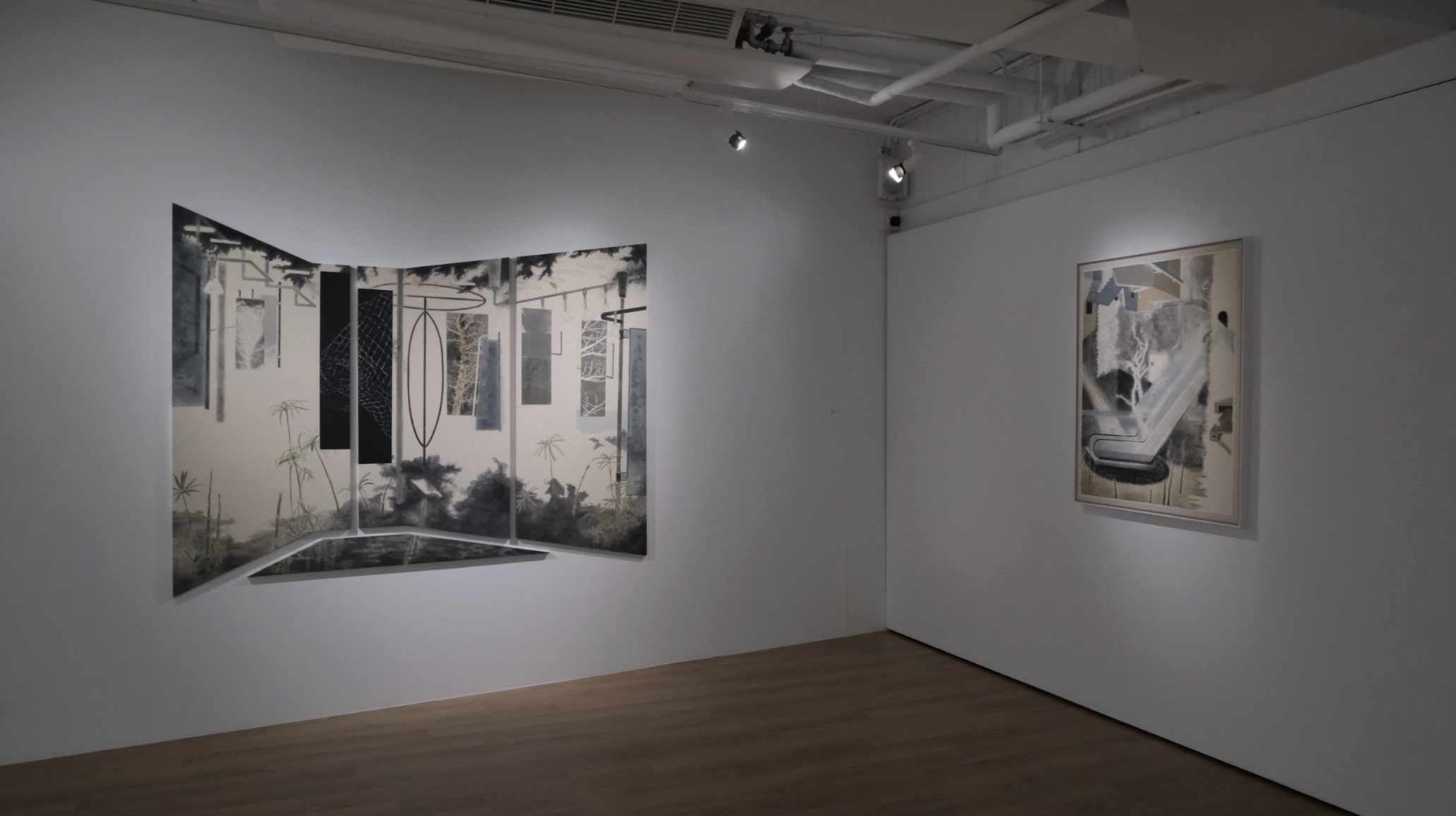 作品〈群像〉（左）和〈晚安〉（右）分別使用捷運車廂和電扶梯，以植物呈現自然物與人造物的結合。　圖／熊子萱攝