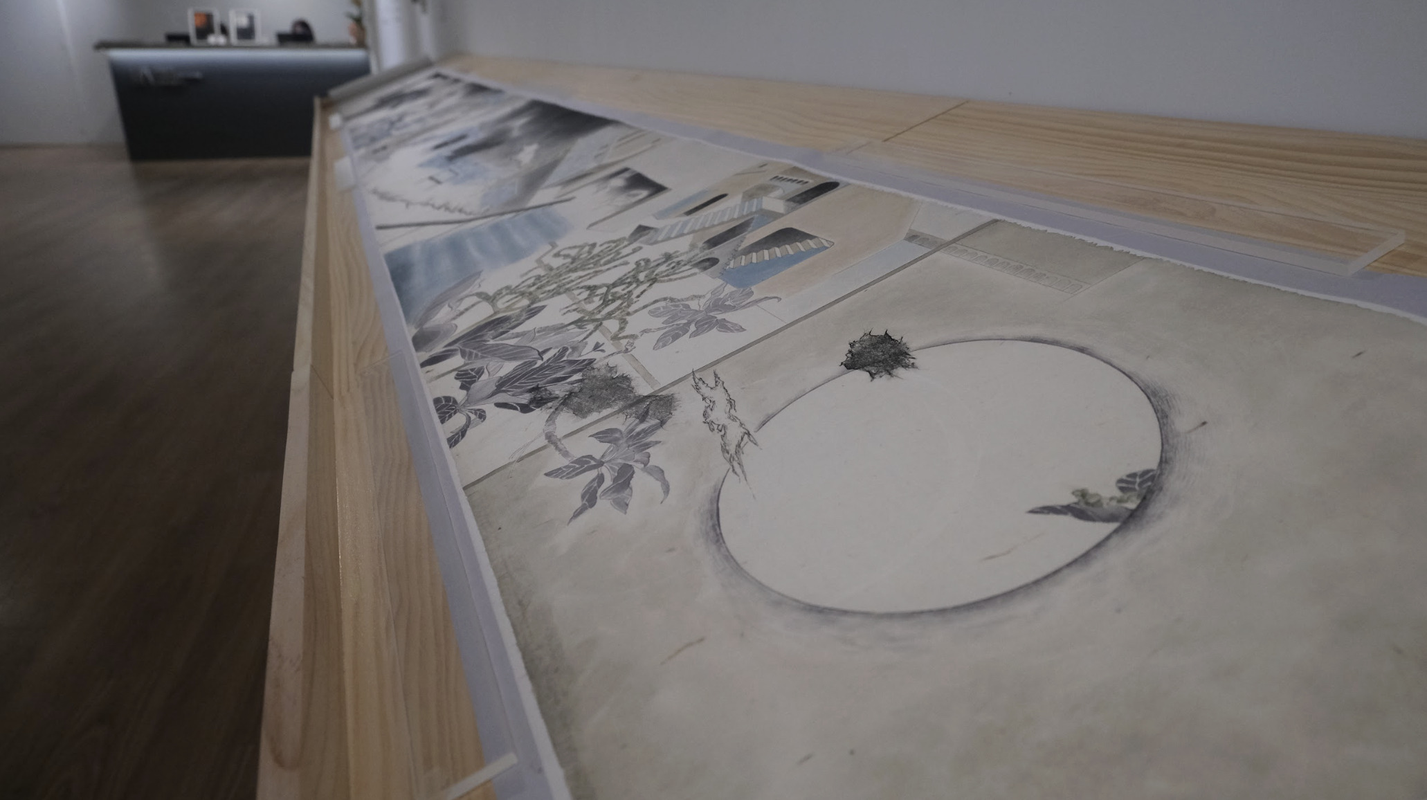 作品〈空椅〉為長達310公分的手卷，由前景圓形挖洞的牆進入畫中世界，再隨著畫作行走觀看。　圖／熊子萱攝