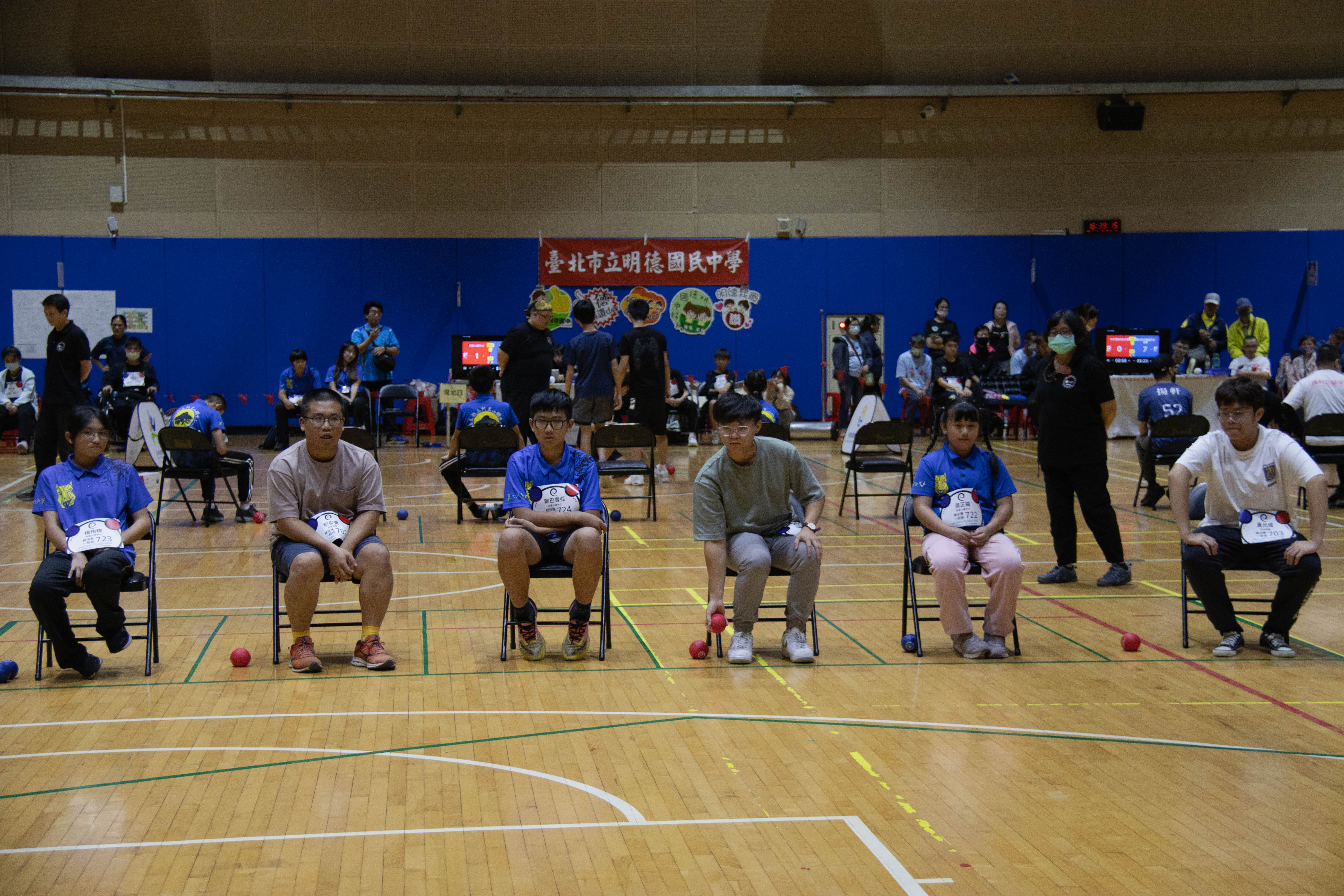 選手在指定投擲區輪流出手，嘗試讓自己的球最接近目標球，考驗策略安排與投擲精準度。　圖／孟祥宇攝