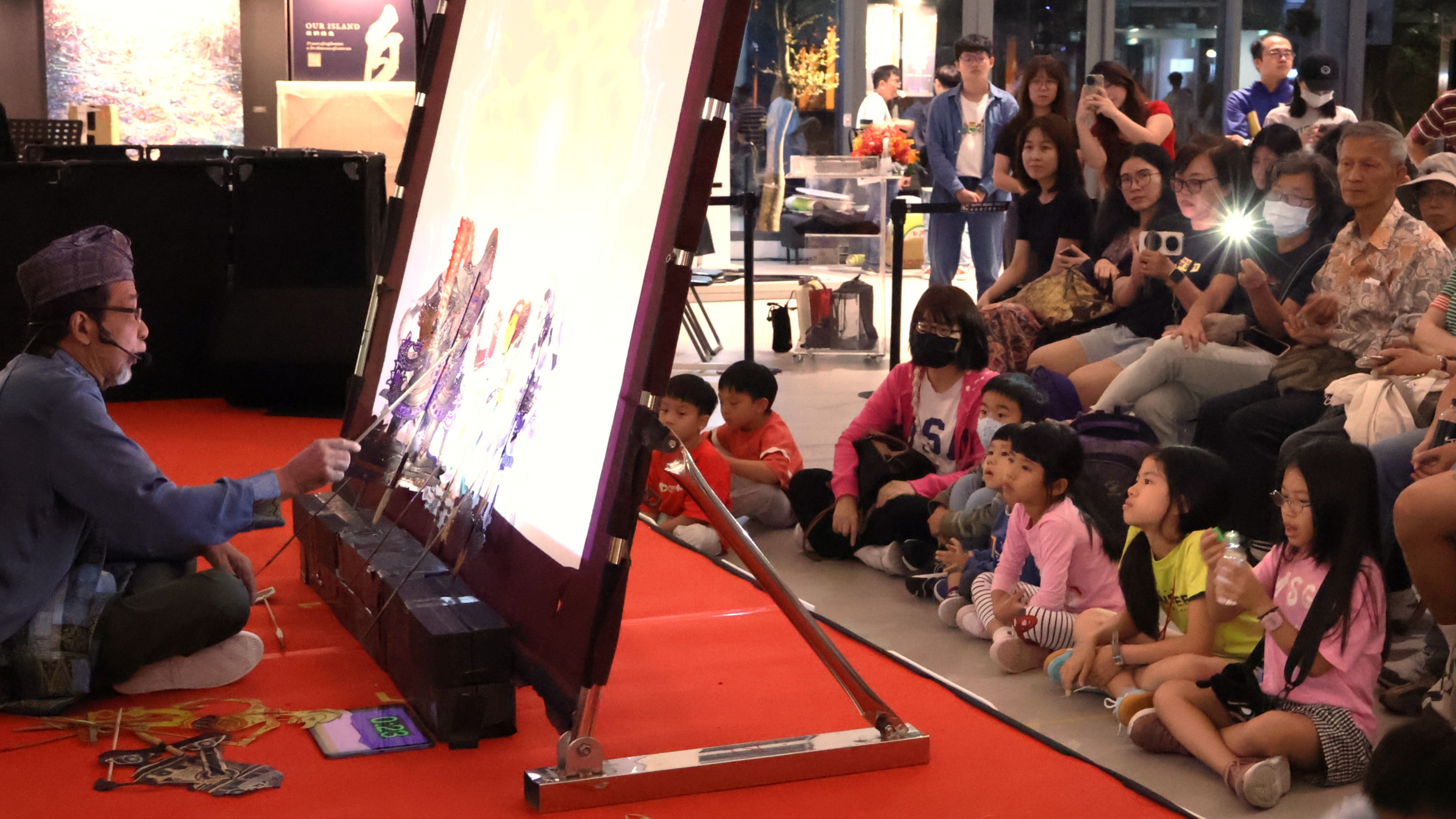 皮影戲師傅透過不同聲線與角色轉換呈現故事，技藝深厚。　圖／顏貝恩攝