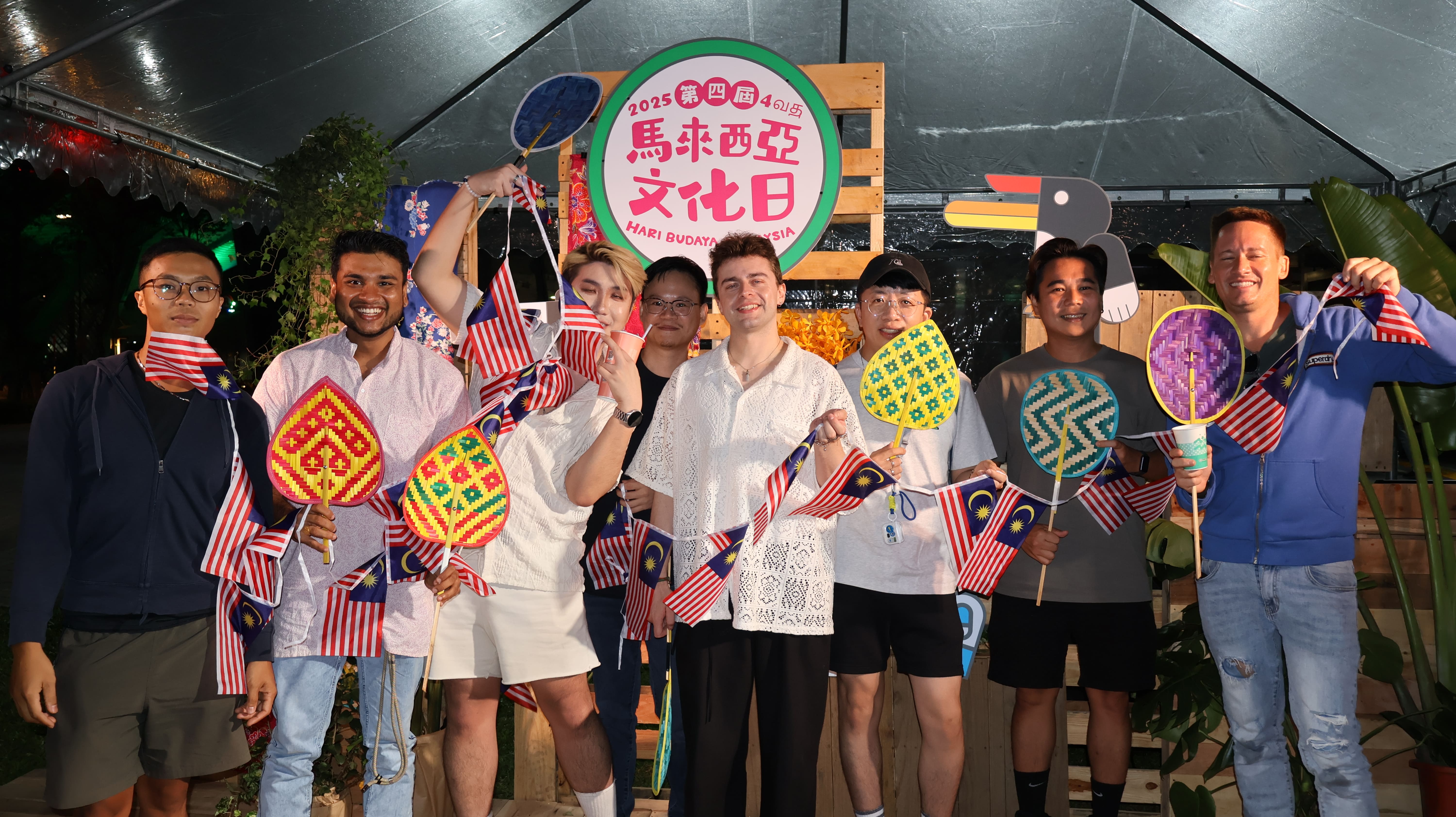 闔家蓆地共賞皮影　大馬文化日成臺馬橋梁