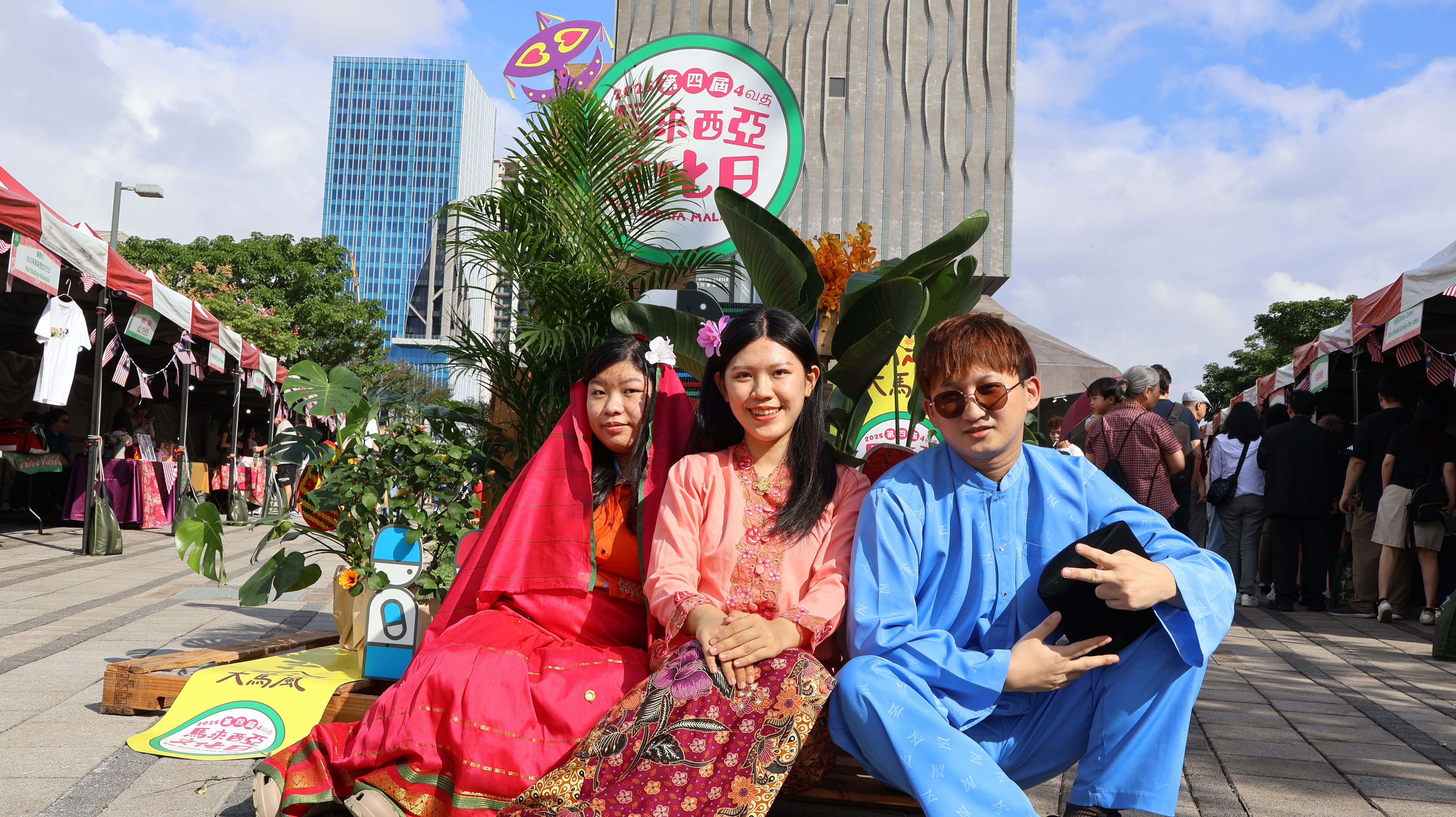 民眾換上馬來西亞傳統服飾，親身體驗馬來文化的魅力。　圖／顏貝恩攝