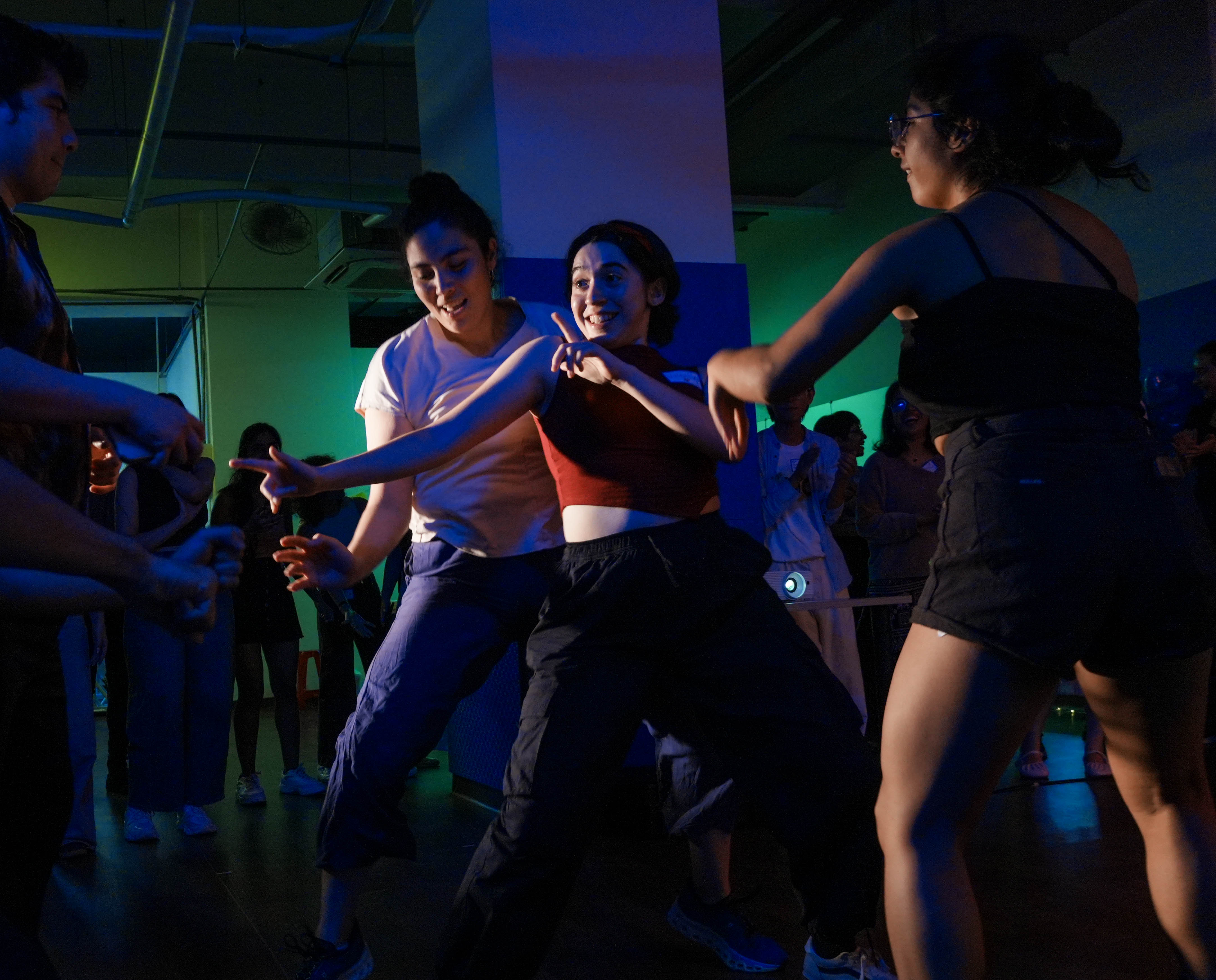 自由舞池開放後，參與者隨拉丁樂即興舞動，展現南美洲文化的熱情。　圖／黃暐喬攝