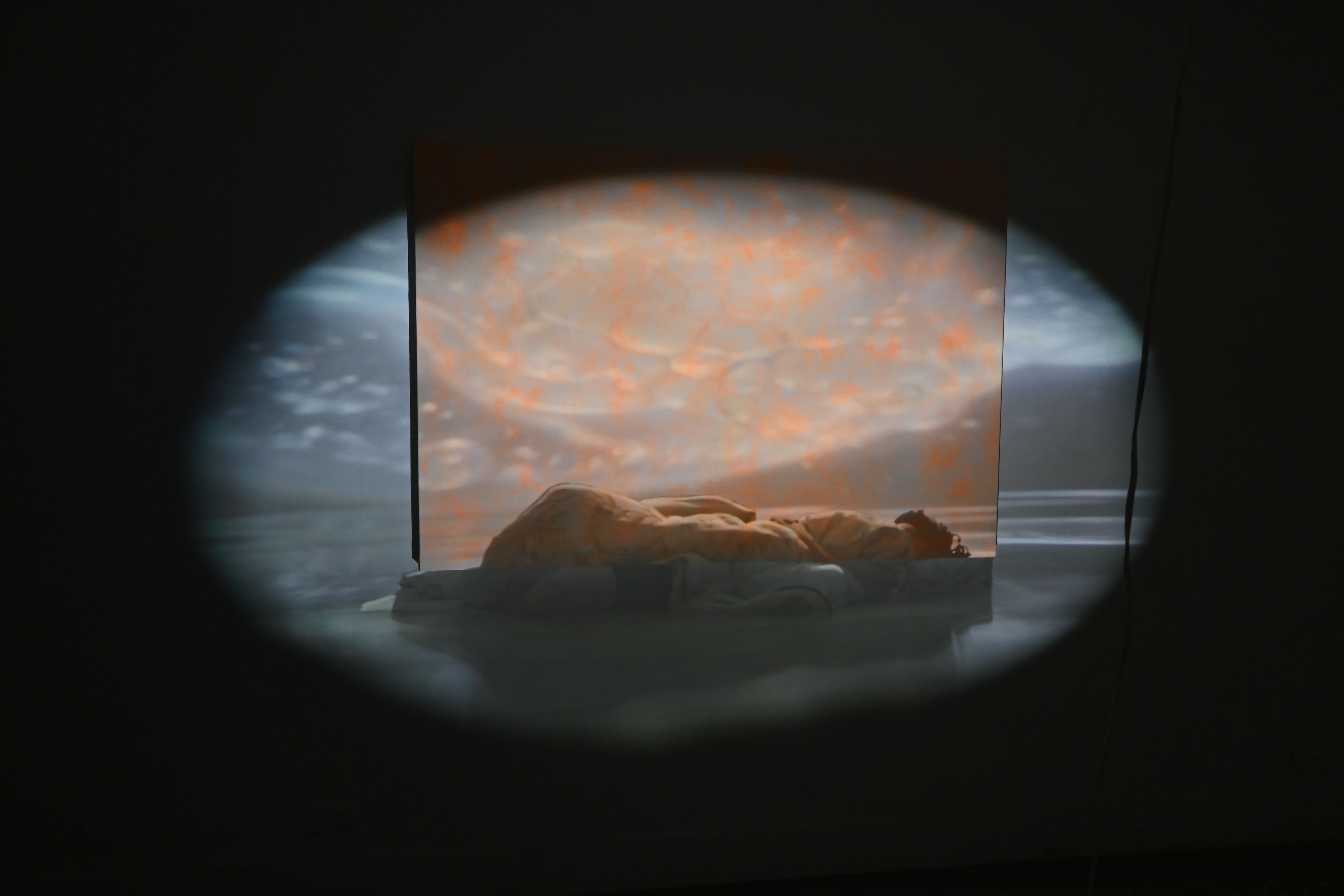 〈酣眠〉延續科技影響的意象，結合練柏宏的失眠經驗與夜光顏料創作，描繪身體與睡眠的旅程。　圖／王翊丞攝