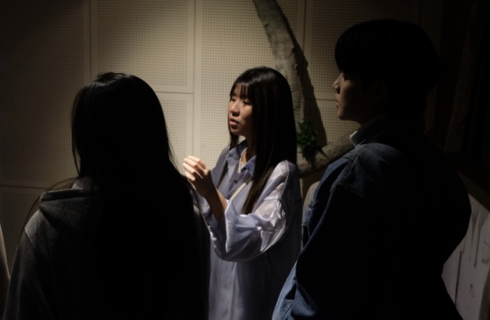 談及生死觀，簡欣蕊說：「死亡是終點也不算終點，死亡的盡頭是生命再一次被孕育出來。」　圖／陳少凡攝