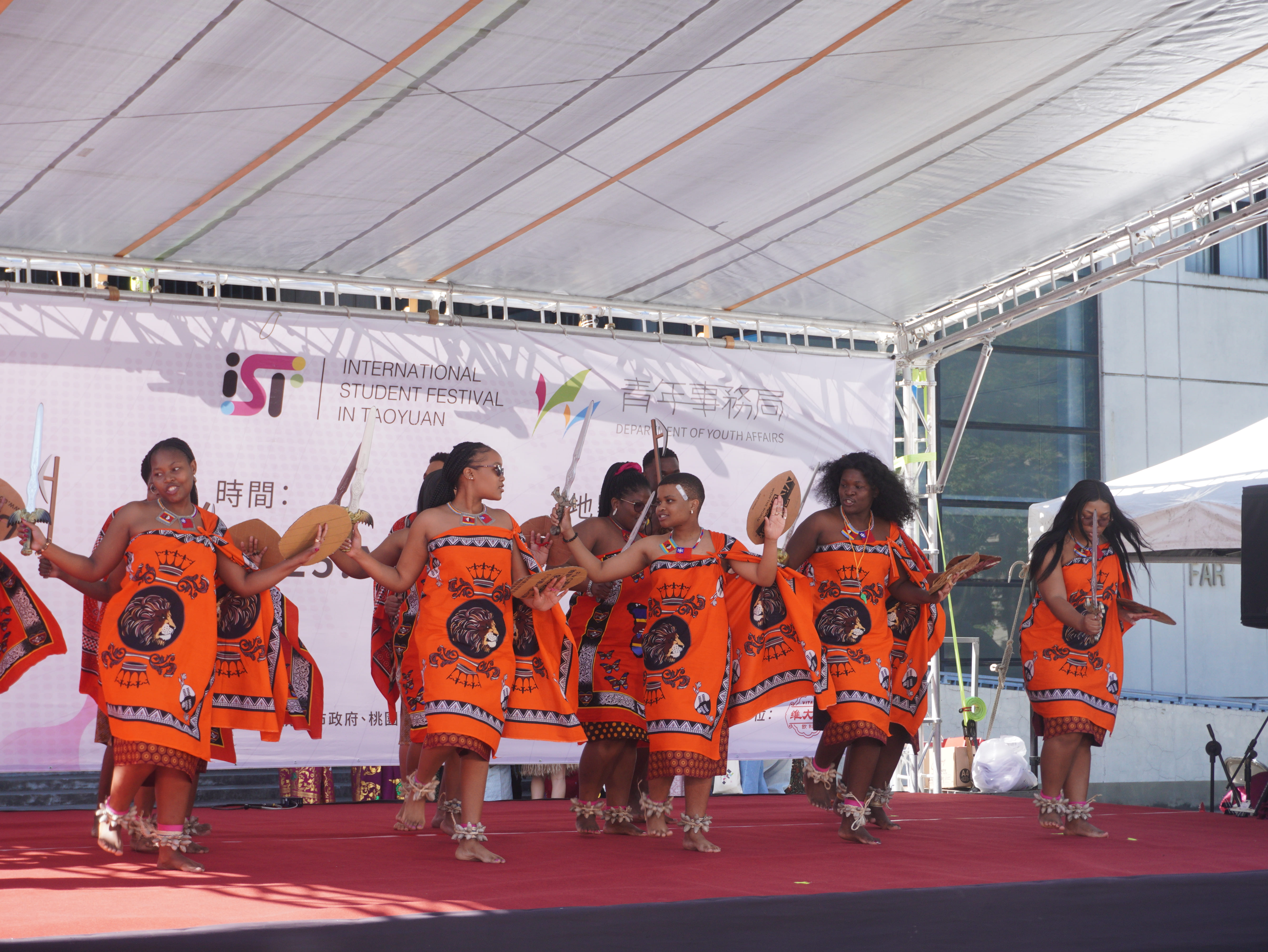 非洲史瓦帝尼學生展演舞蹈、歌唱與傳統服飾走秀，領觀眾體驗不同國家的文化世界。　圖／黃千艾攝