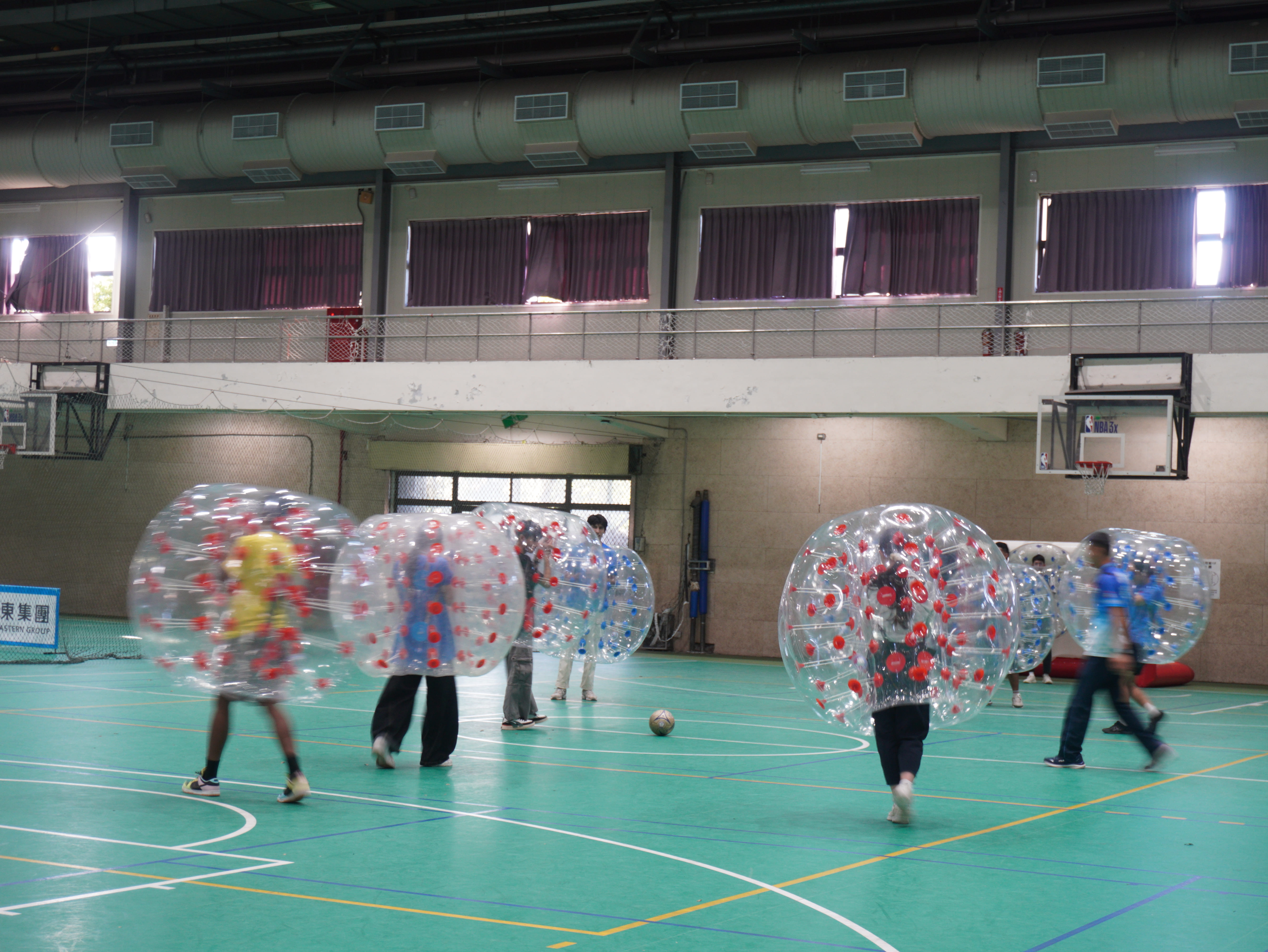 外籍與台灣學生以四人混合組隊進行泡泡足球競賽，展現團隊精神。　圖／黃千艾攝