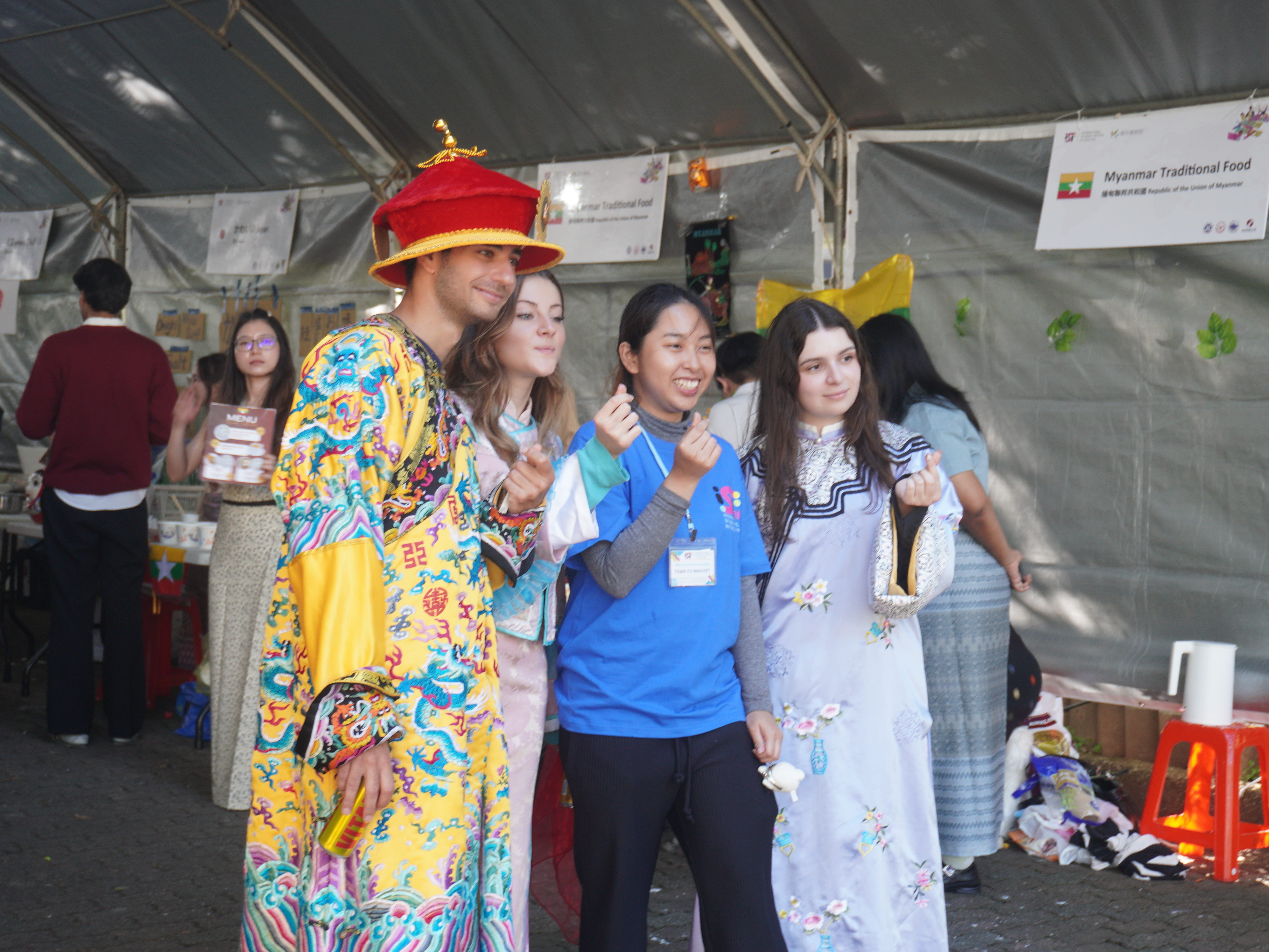 除在地文化攤位外，現場亦提供各國傳統服飾試穿體驗，吸引學生駐足感受多元文化魅力。　圖／黃千艾攝