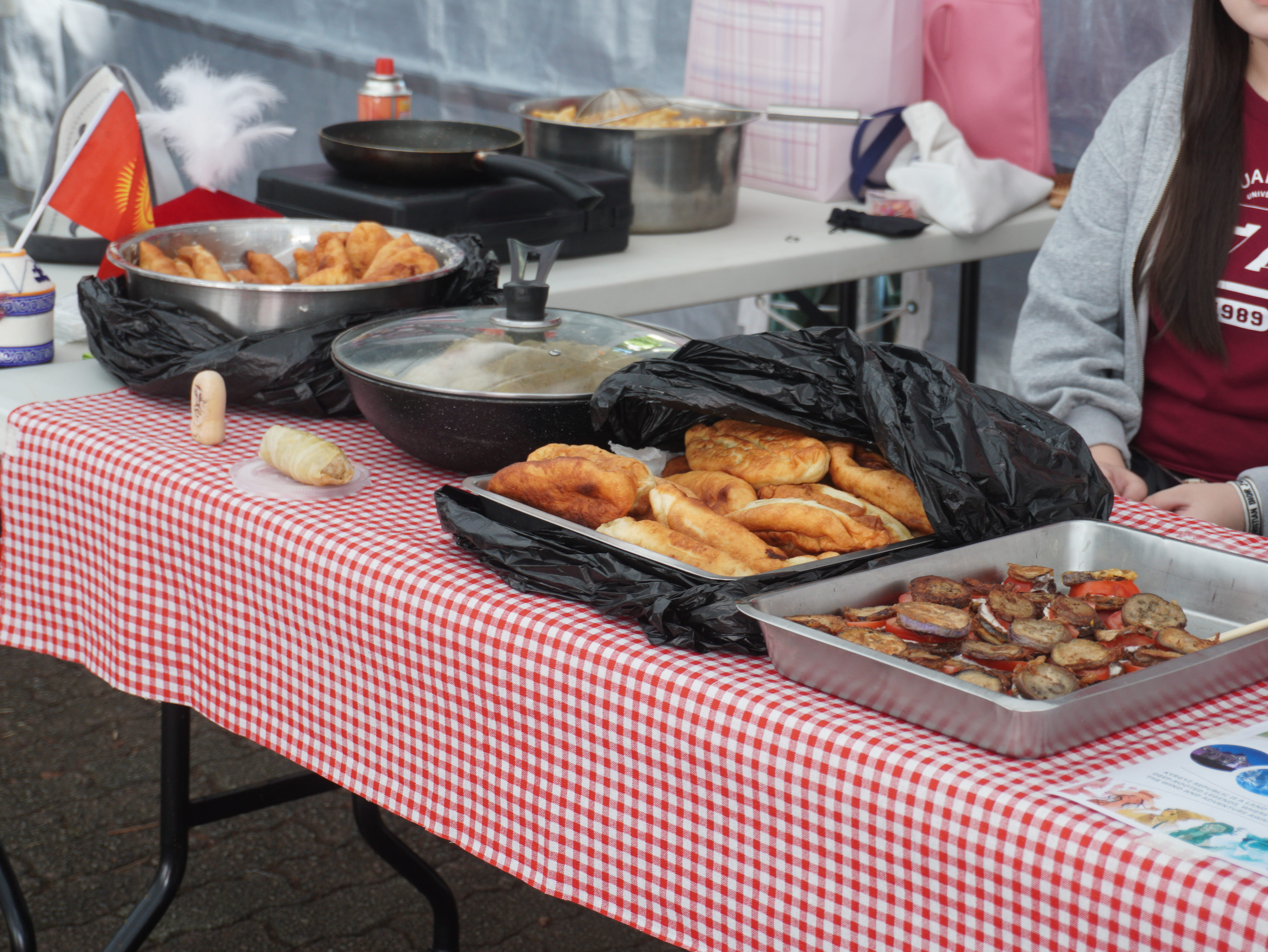 國際學生齊聚一堂，設置美食攤位，展示各國特色飲食與文化風采。　圖／黃千艾攝