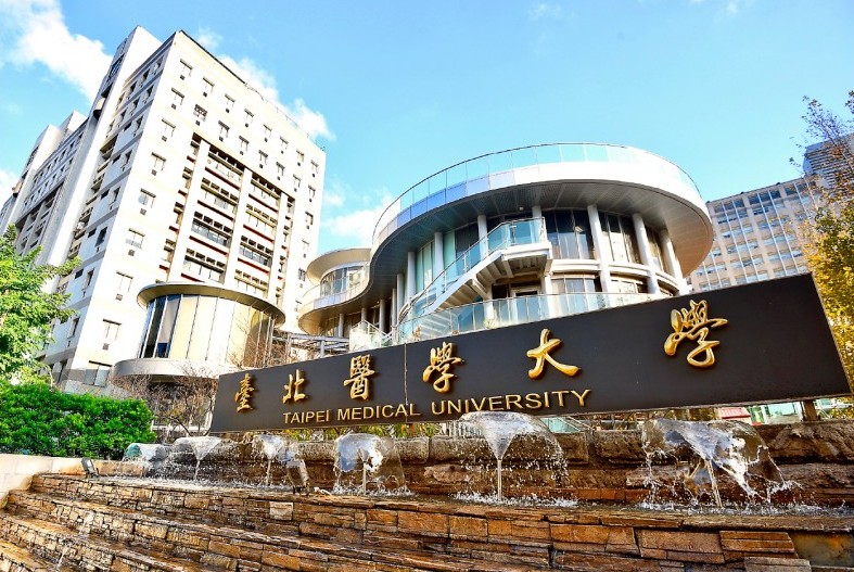 北醫大學生會推出的周邊商品引發授權爭議，事件在校內外掀起討論。　圖／取自北醫大官網