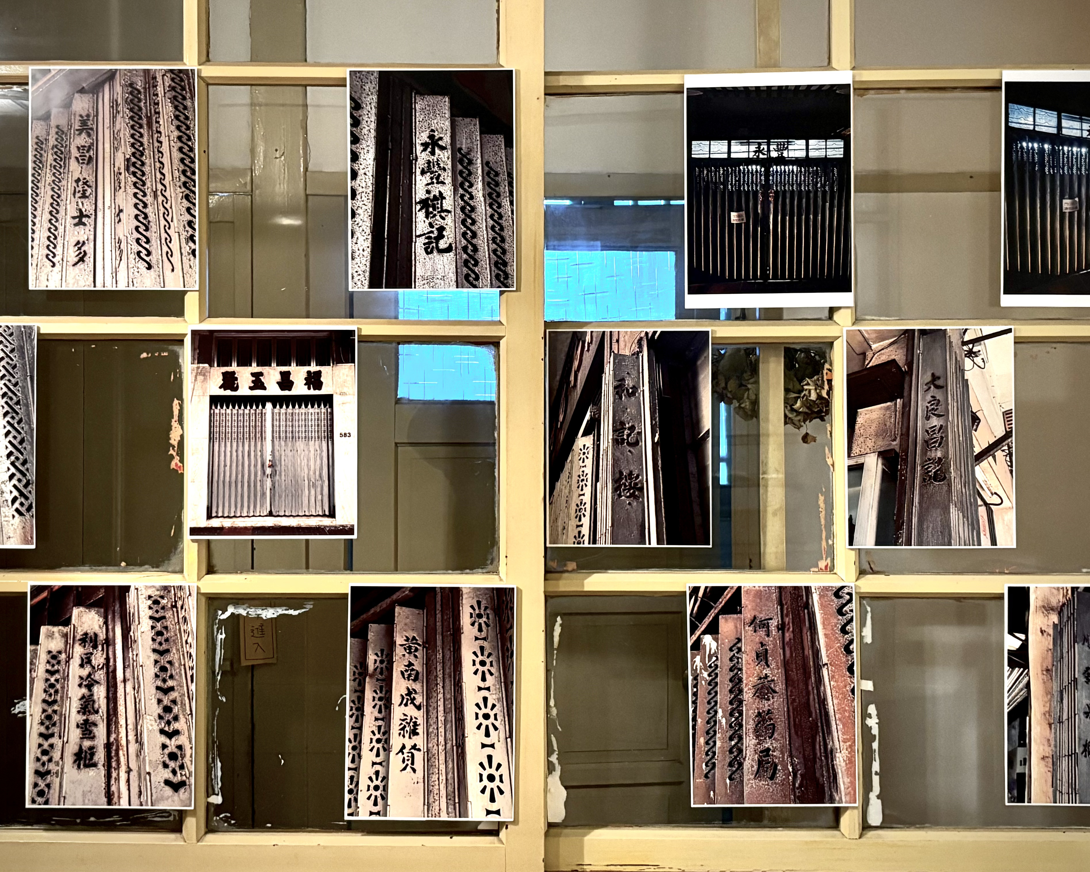 「鐵閘鑿字」盛行於1970至80年代，因鐵皮筆畫須相連，字體遂呈現「藕斷絲連」般的特殊切割線條。　圖／黃律齊攝